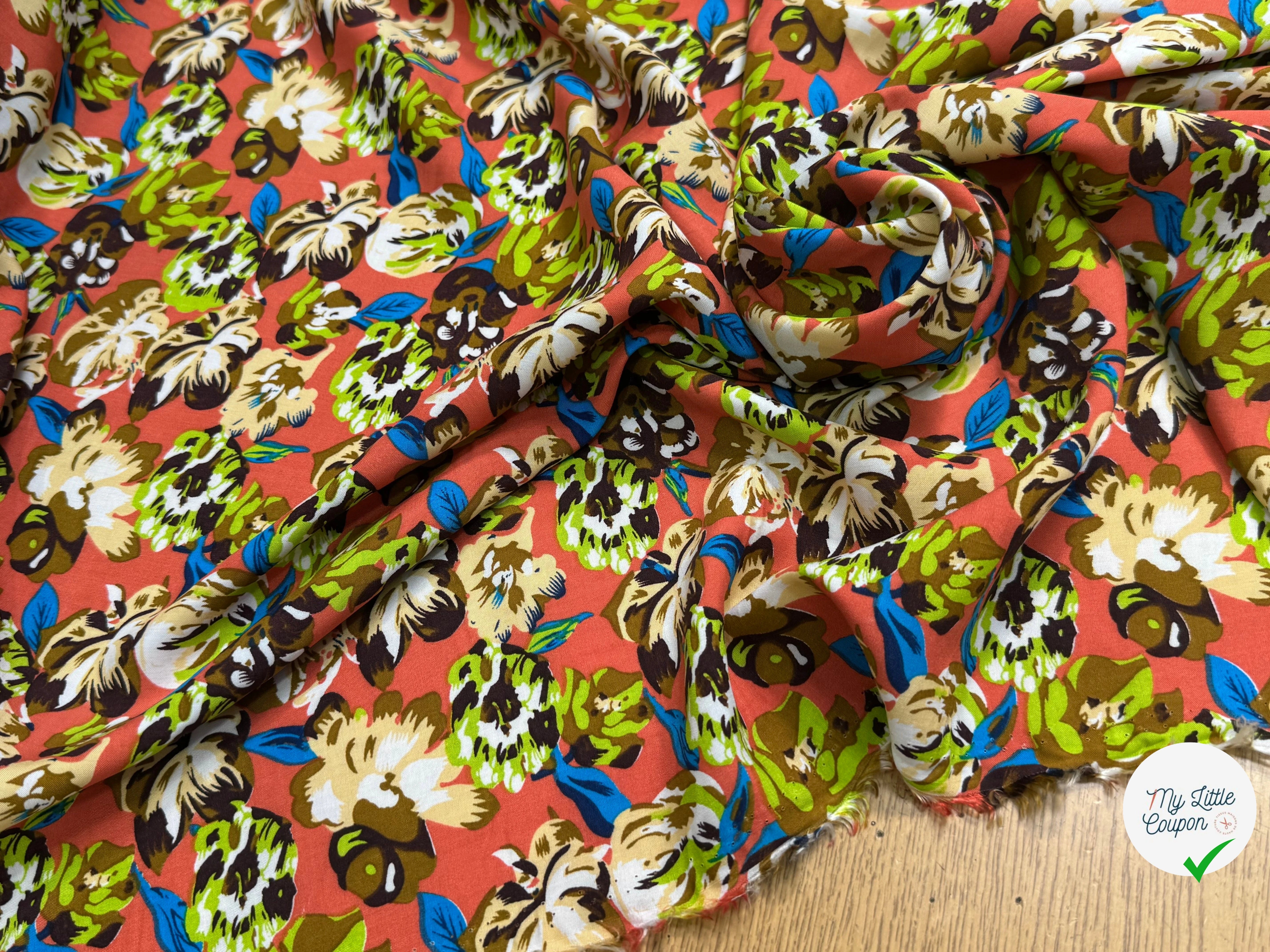 TISSU 100% VISCOSE IMPRIMÉ BASE DE FLEURS FOND CORAIL - My Little Coupon
