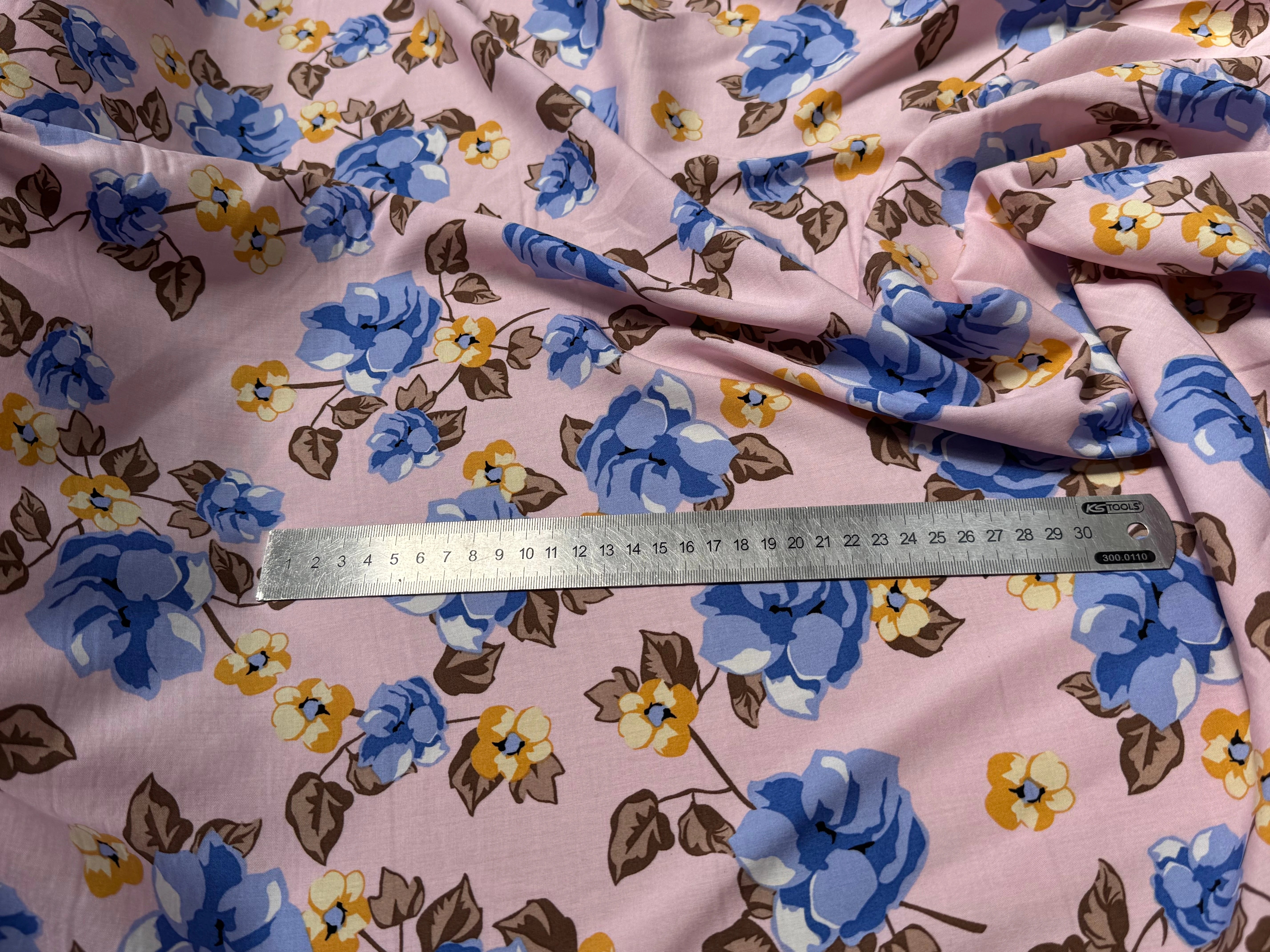 TISSU 100% VISCOSE IMPRIMÉ BRANCHES À FLEURS FOND ROSE - My Little Coupon