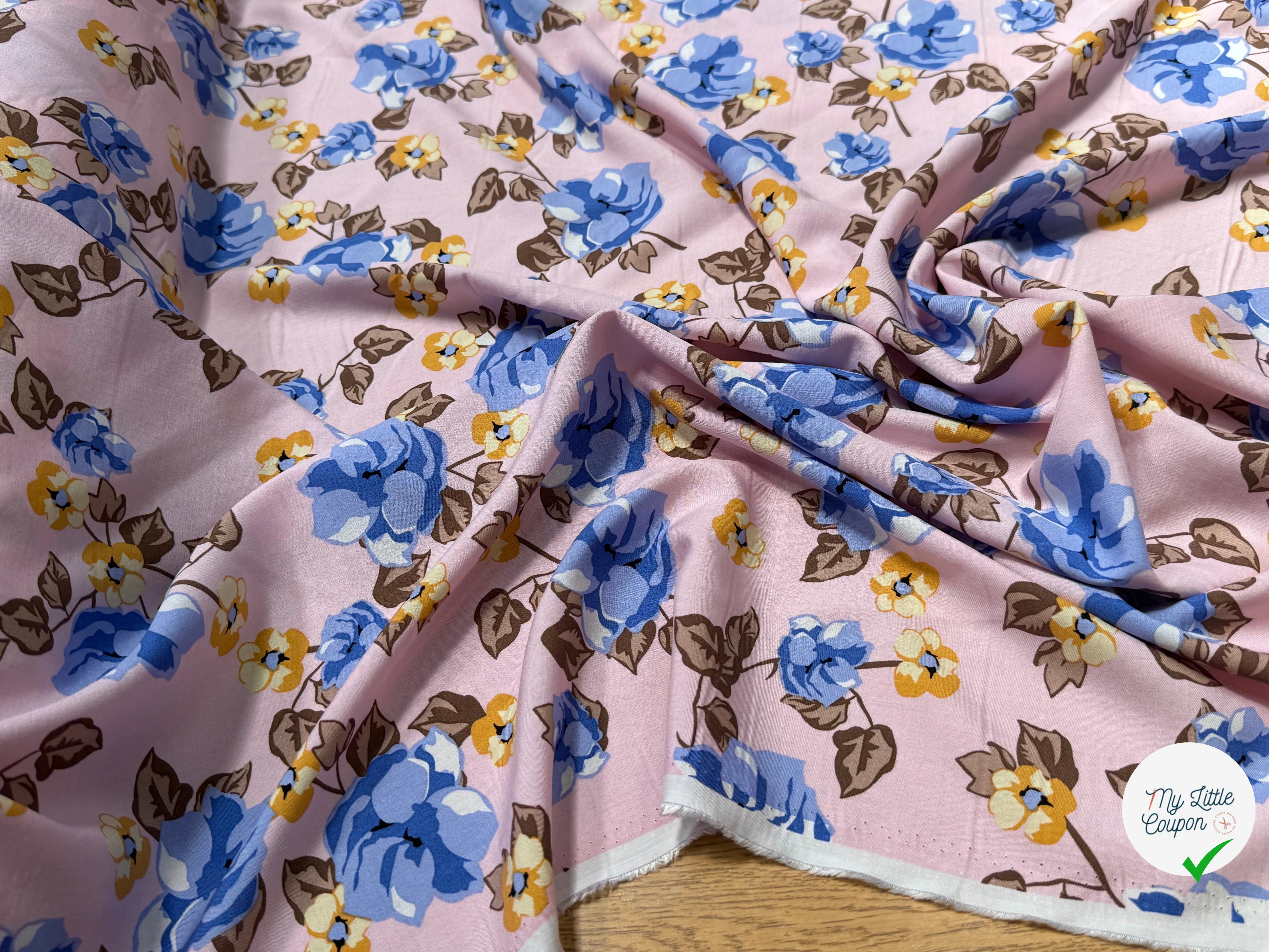 TISSU 100% VISCOSE IMPRIMÉ BRANCHES À FLEURS FOND ROSE - My Little Coupon