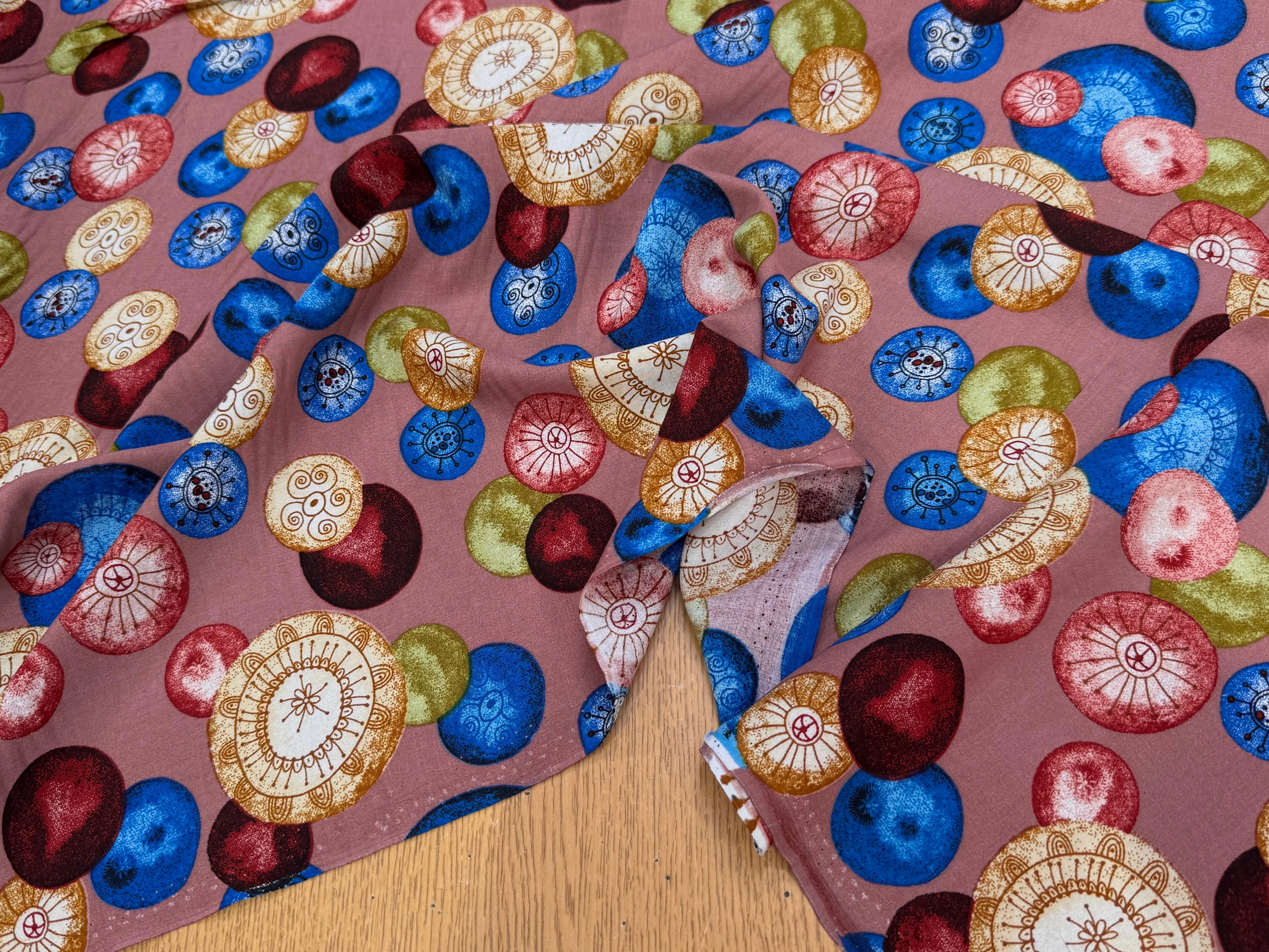TISSU 100% VISCOSE IMPRIMÉ FOND VIEUX ROSE MOTIFS CIRCULAIRES - My Little Coupon