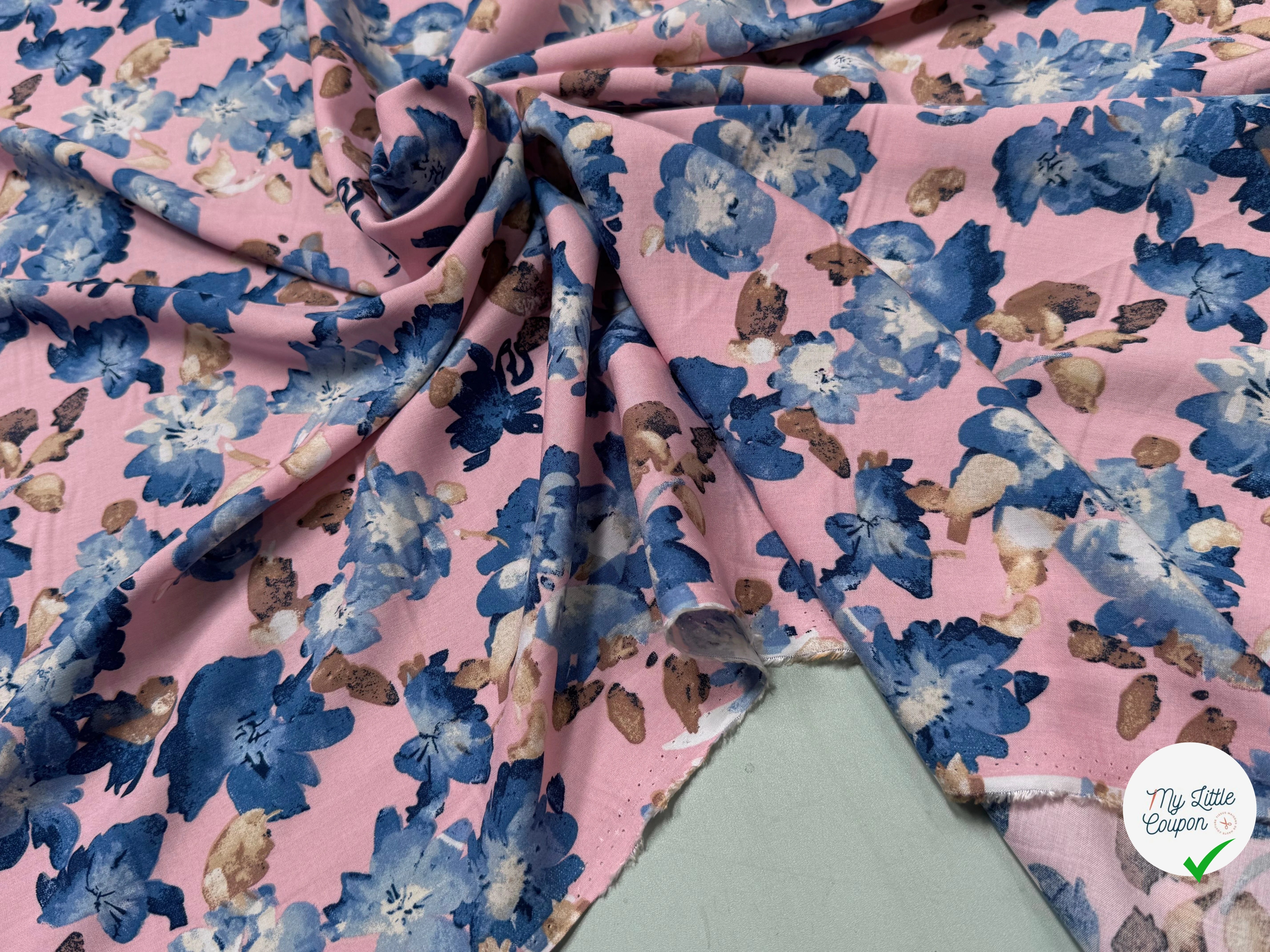 TISSU 100% VISCOSE IMPRIMÉ GROSSES BASES DE FLEURS FOND ROSE - My Little Coupon