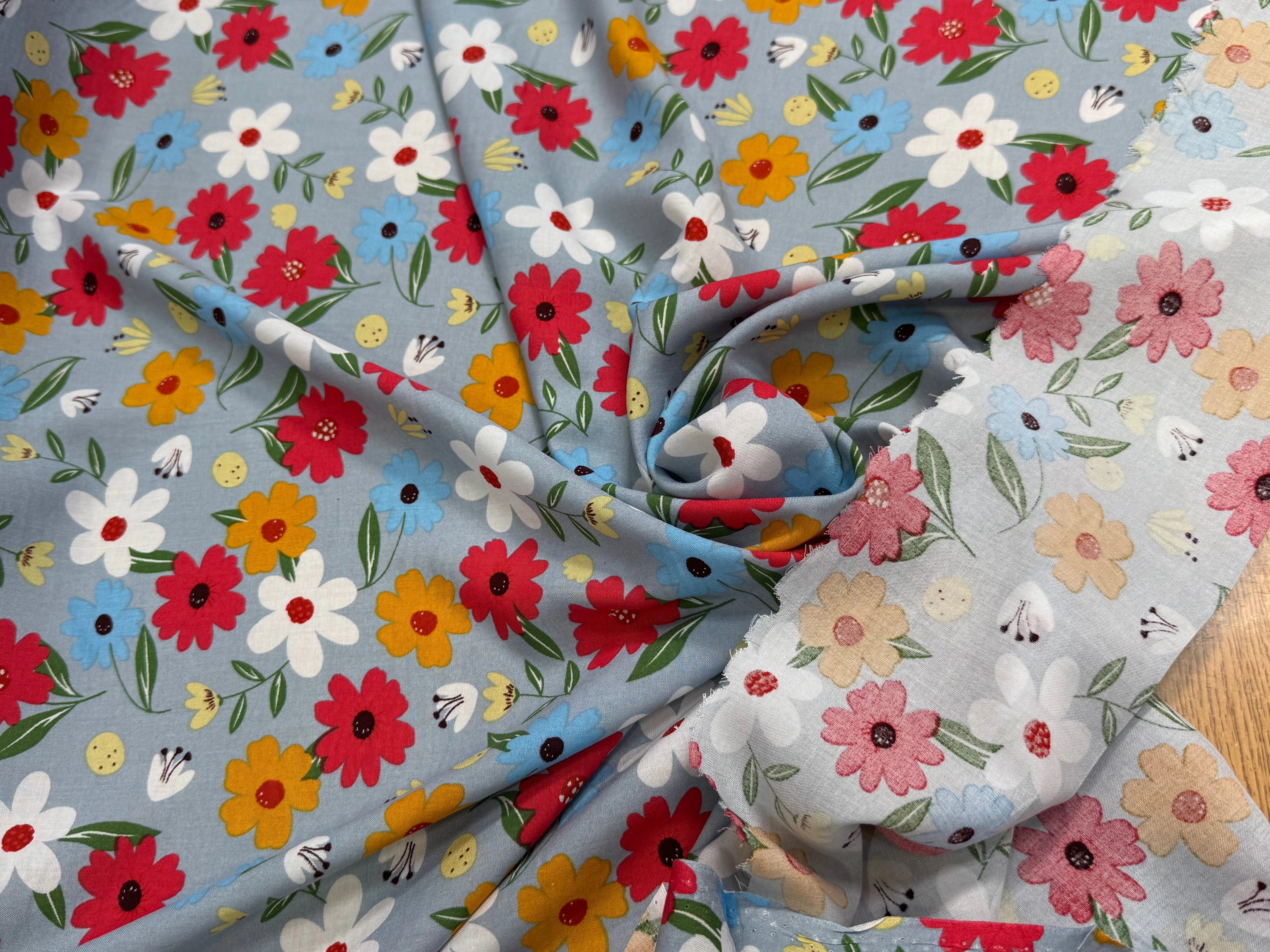 TISSU 100% VISCOSE IMPRIMÉ JOLIES FLEURS FOND GRIS BLEUTÉ - My Little Coupon