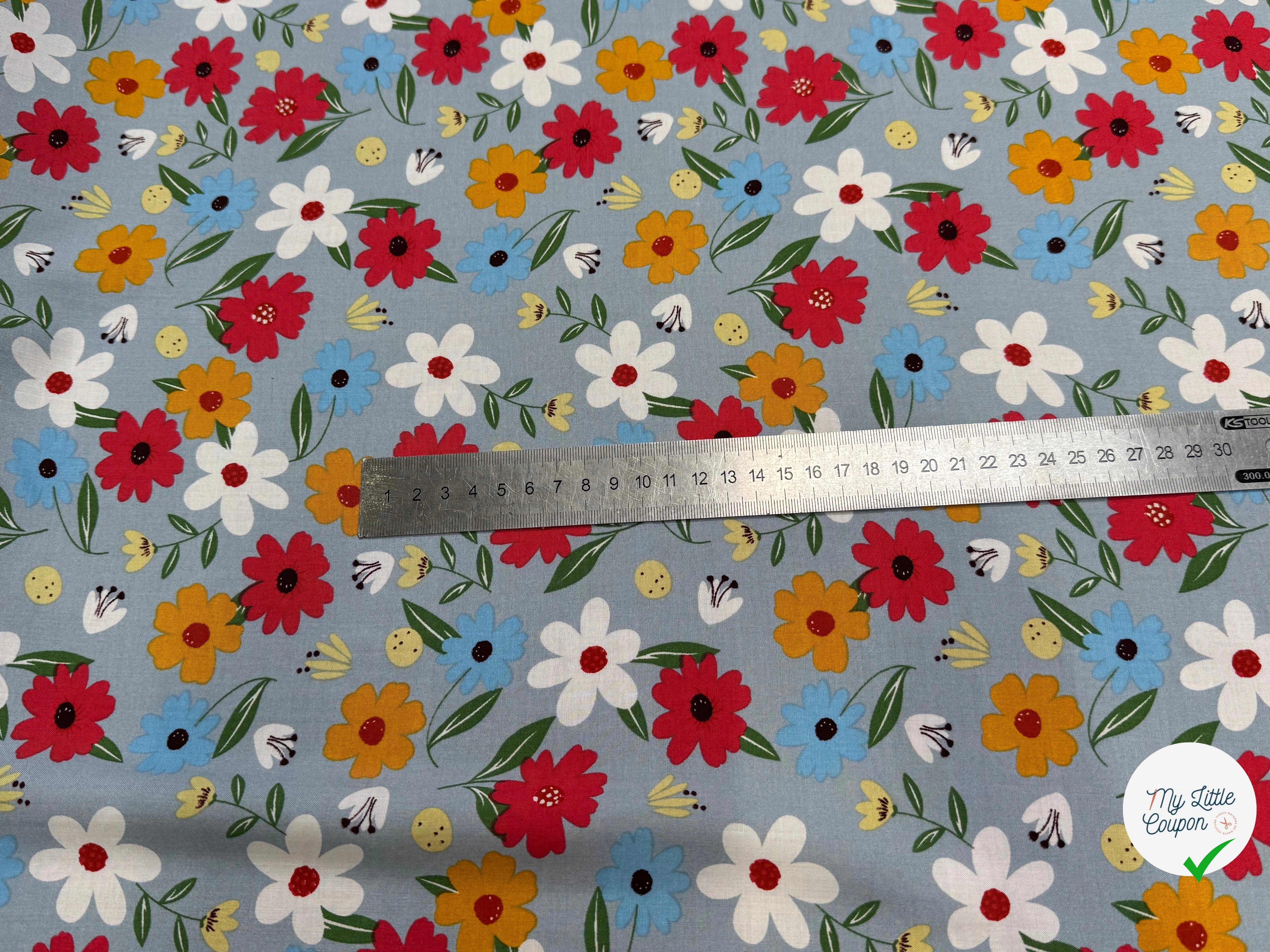 TISSU 100% VISCOSE IMPRIMÉ JOLIES FLEURS FOND GRIS BLEUTÉ - My Little Coupon