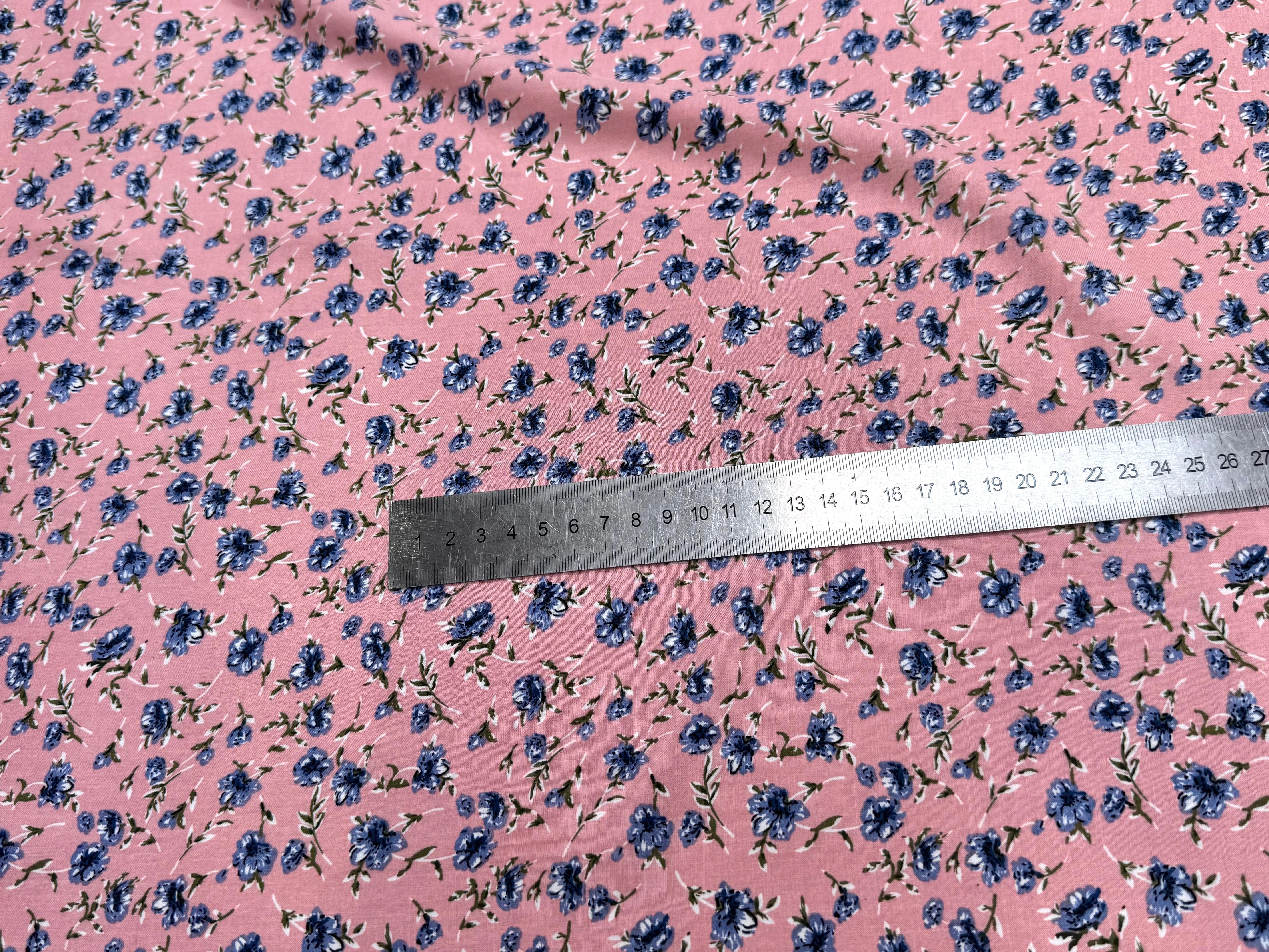 TISSU 100% VISCOSE IMPRIMÉ MINI FLEURS FOND BLEU ROSE - My Little Coupon