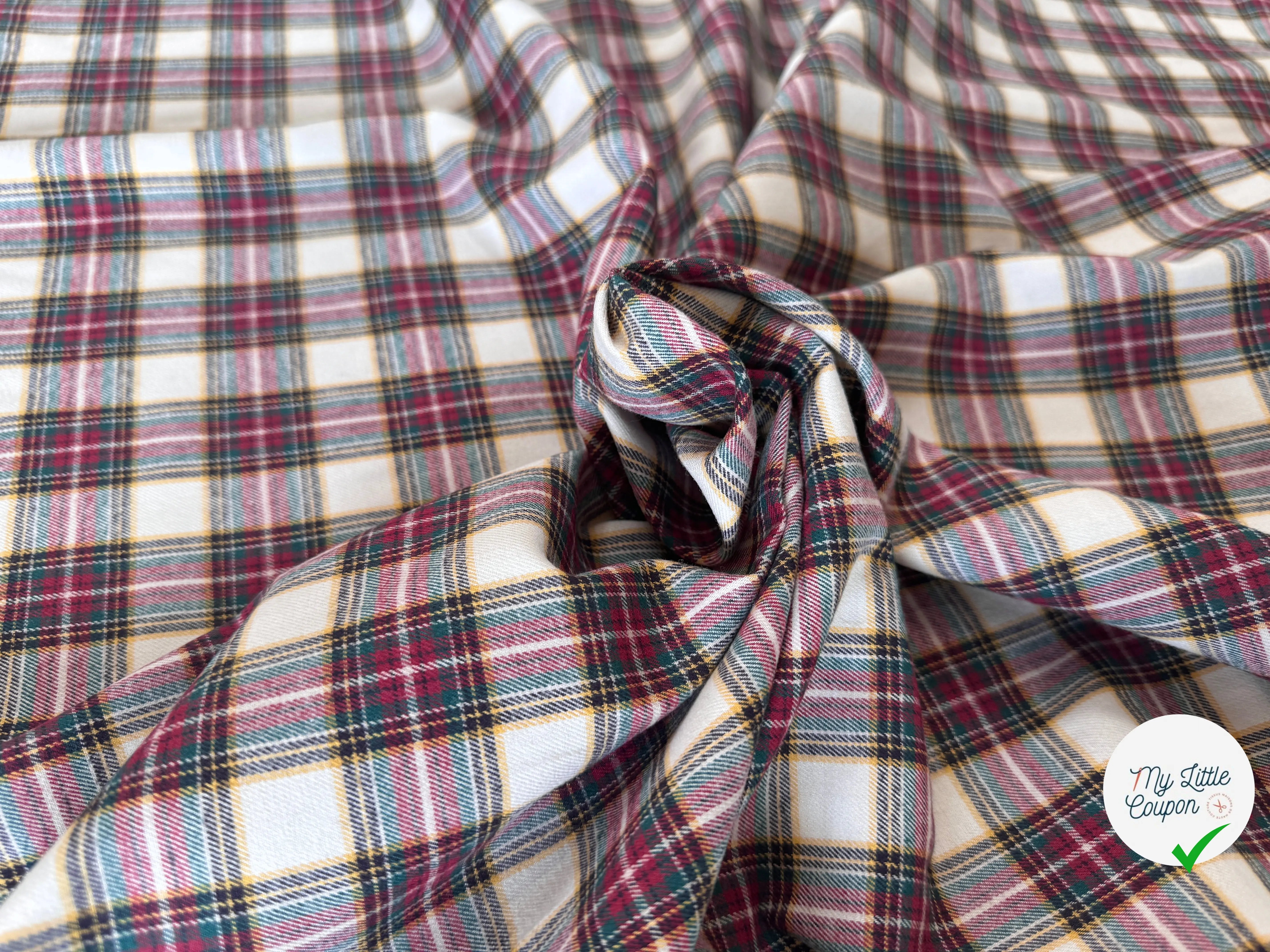 TISSU CHEMISE FLANELLETTE DUVETEUSE TRAPPEUR CARREAUX ROUGE VERT FOND CREME - My Little Coupon