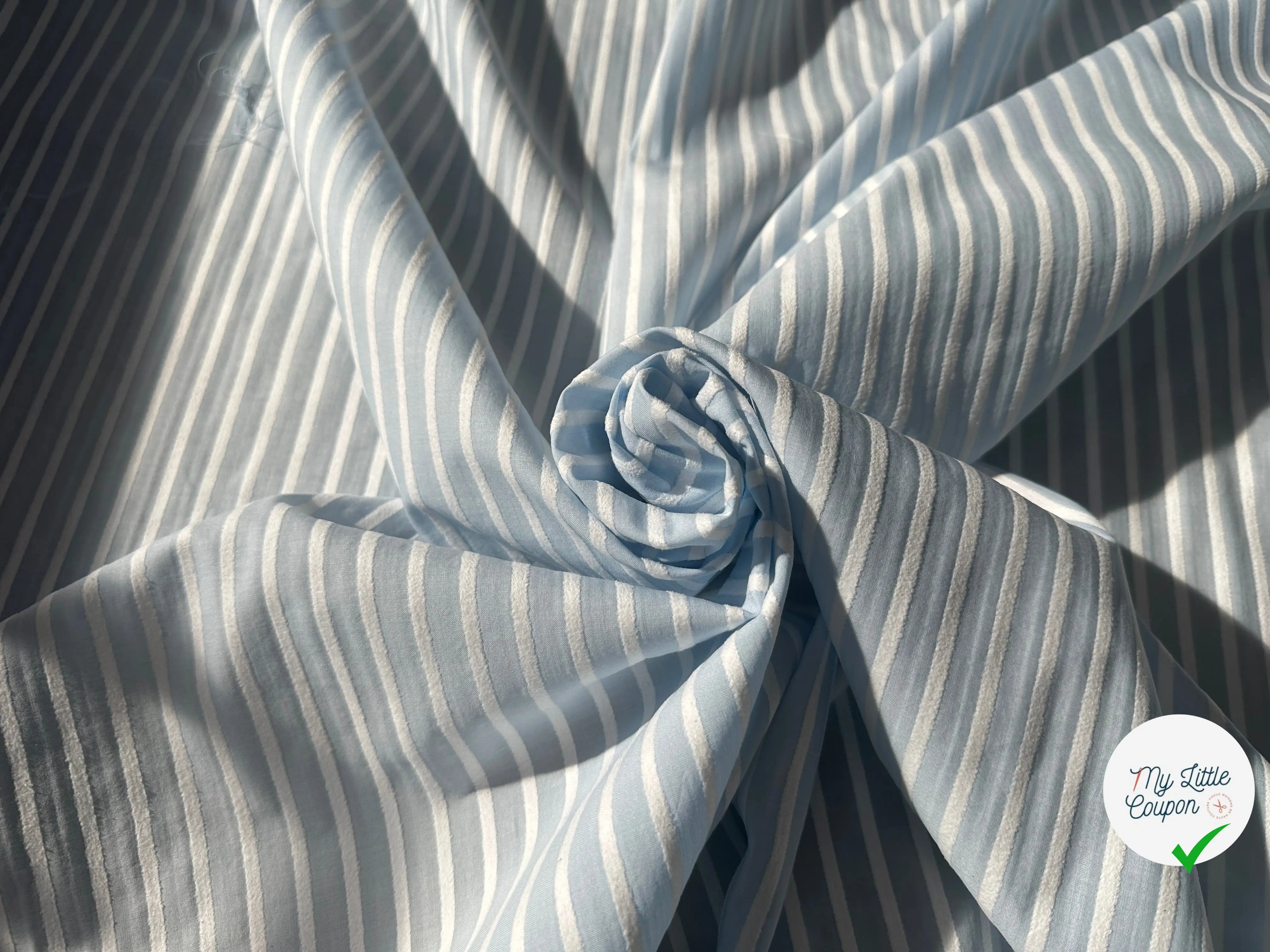 TISSU COTON BLEU CIEL À RAYURES DUVETEUSES - My Little Coupon