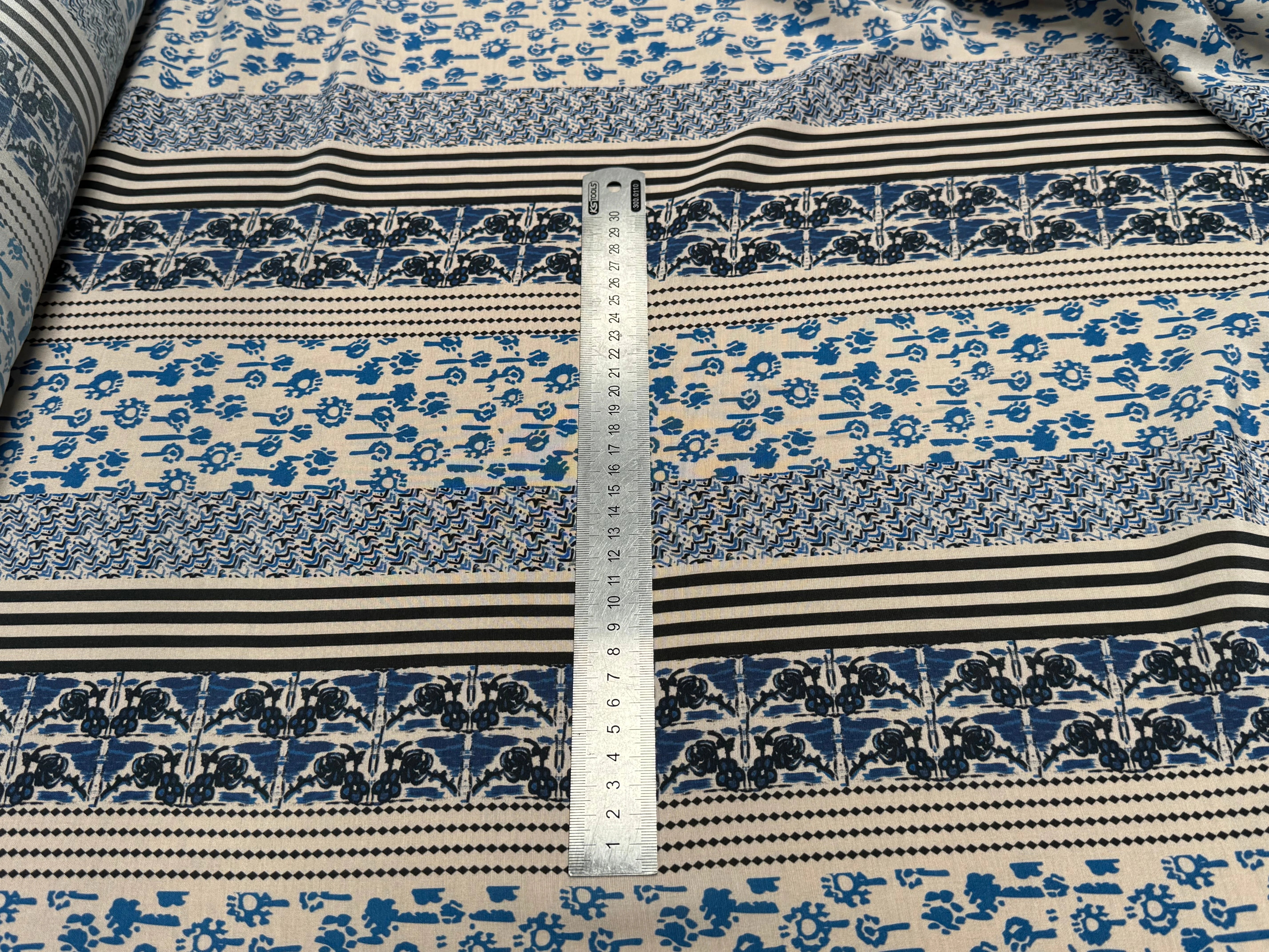 TISSU CRÊPE DE VISCOSE ÉCRU IMPRIMÉ POIS ET RAYURES BLEU TANGO QUEDUBLEU - My Little Coupon