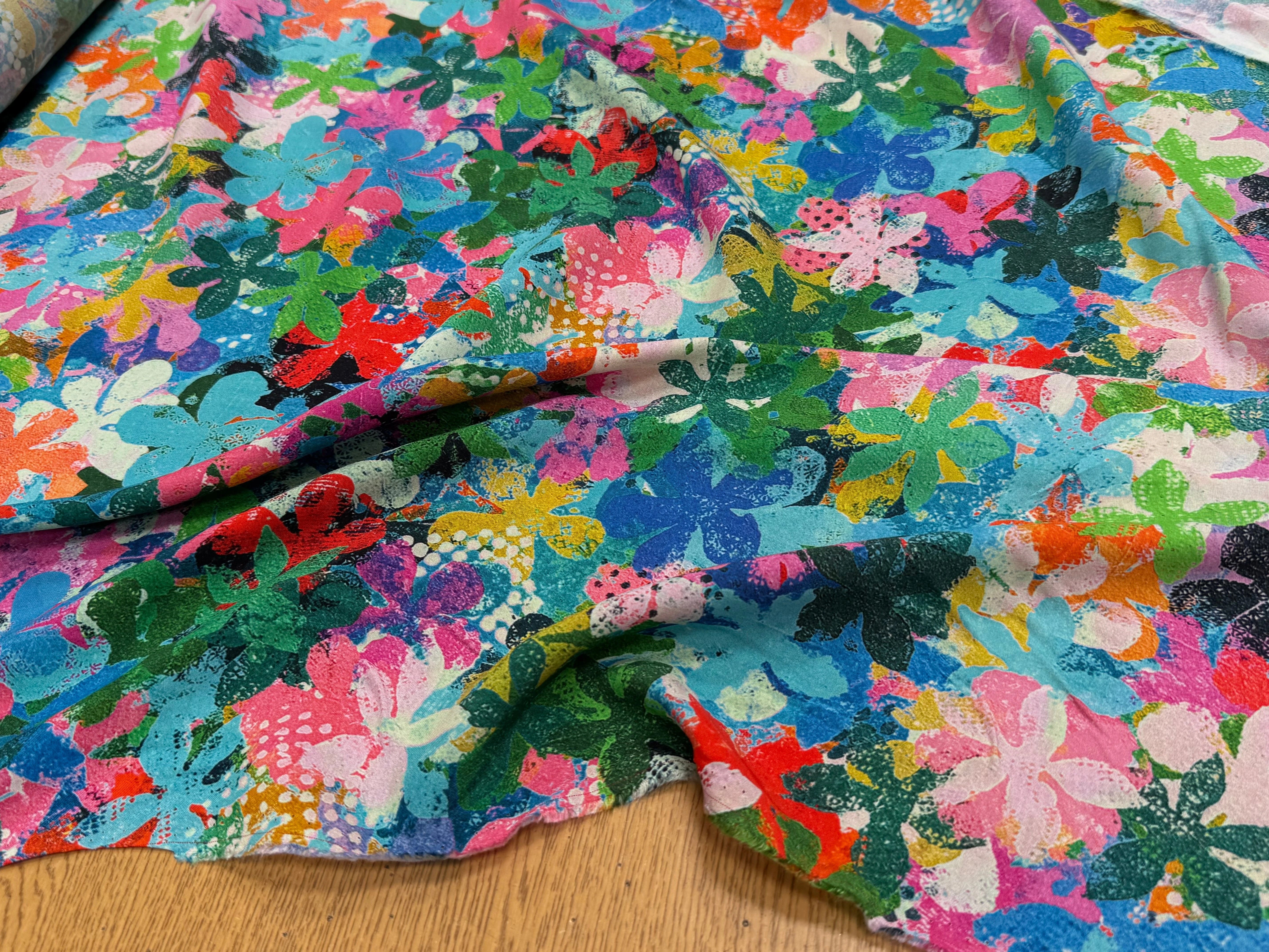 TISSU CRÊPE DE VISCOSE IMPRIMÉ FLORAL MULTICOLORE FANTASY POP - My Little Coupon