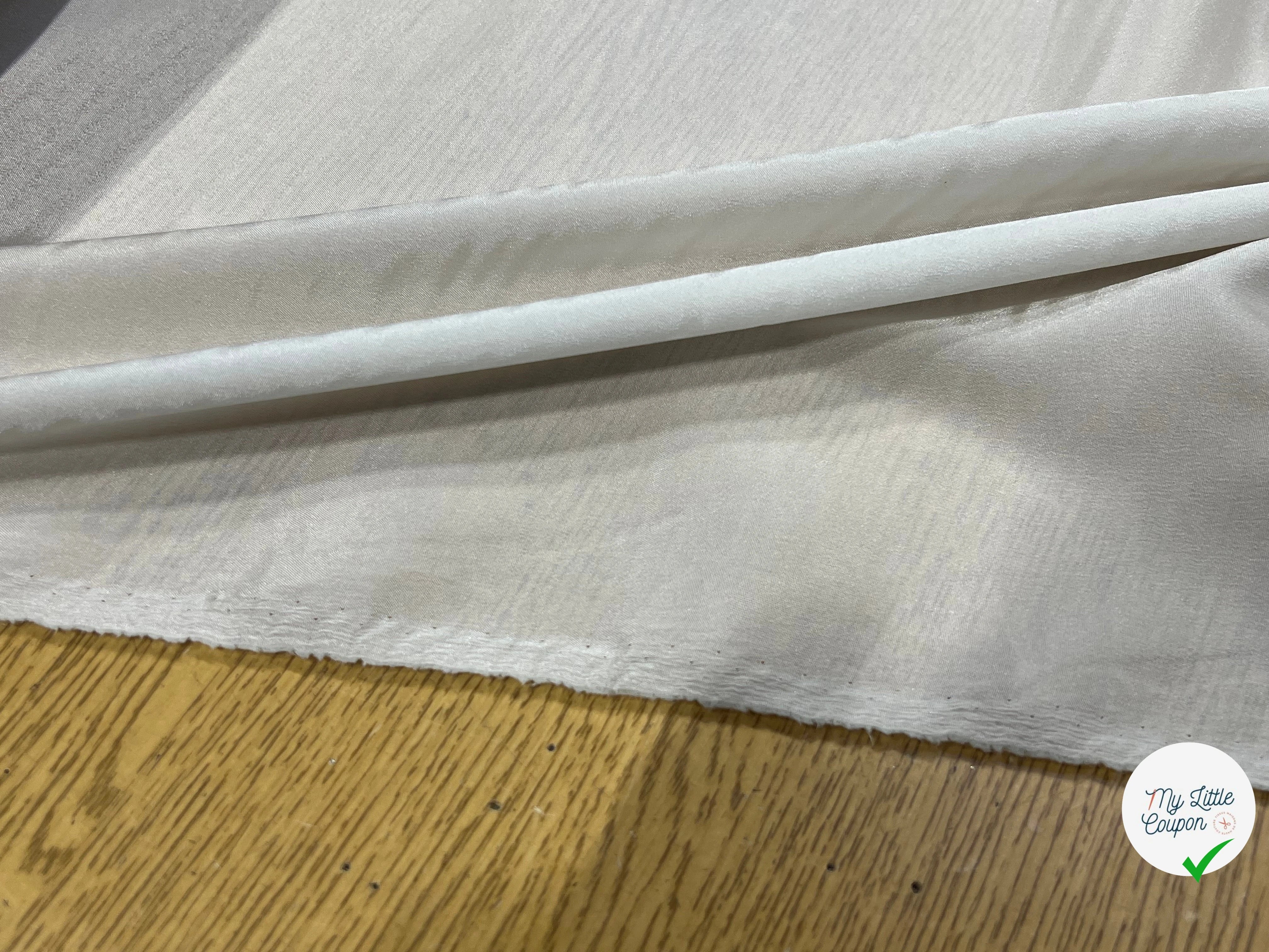 TISSU CREPE LÉGÈREMENT SATINÉ FLUIDE BLANC CASSÉ - My Little Coupon