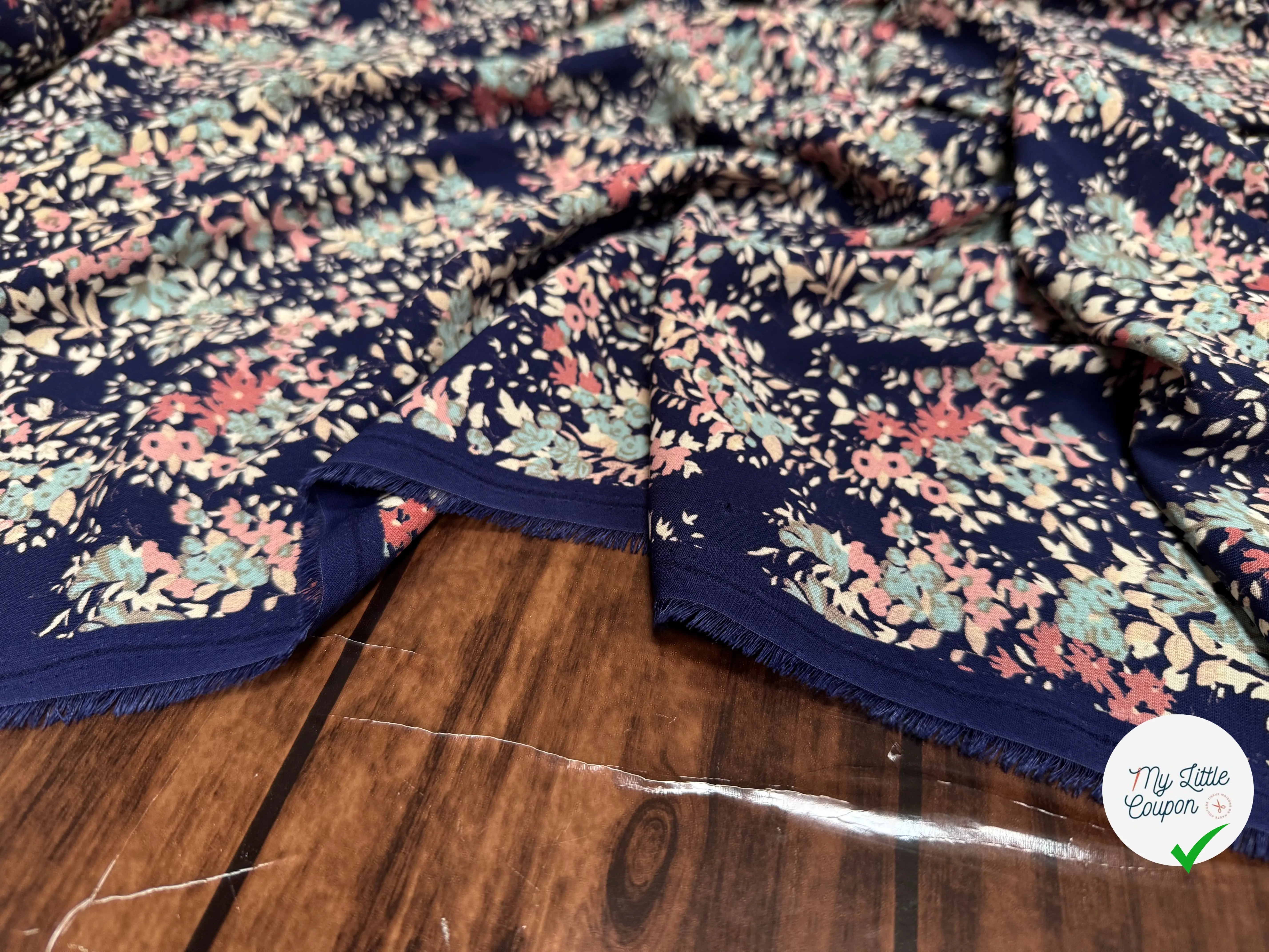TISSU FLUIDE IMPRIMÉ FLORAL PRINTEMPS SUR FOND BLEU - My Little Coupon