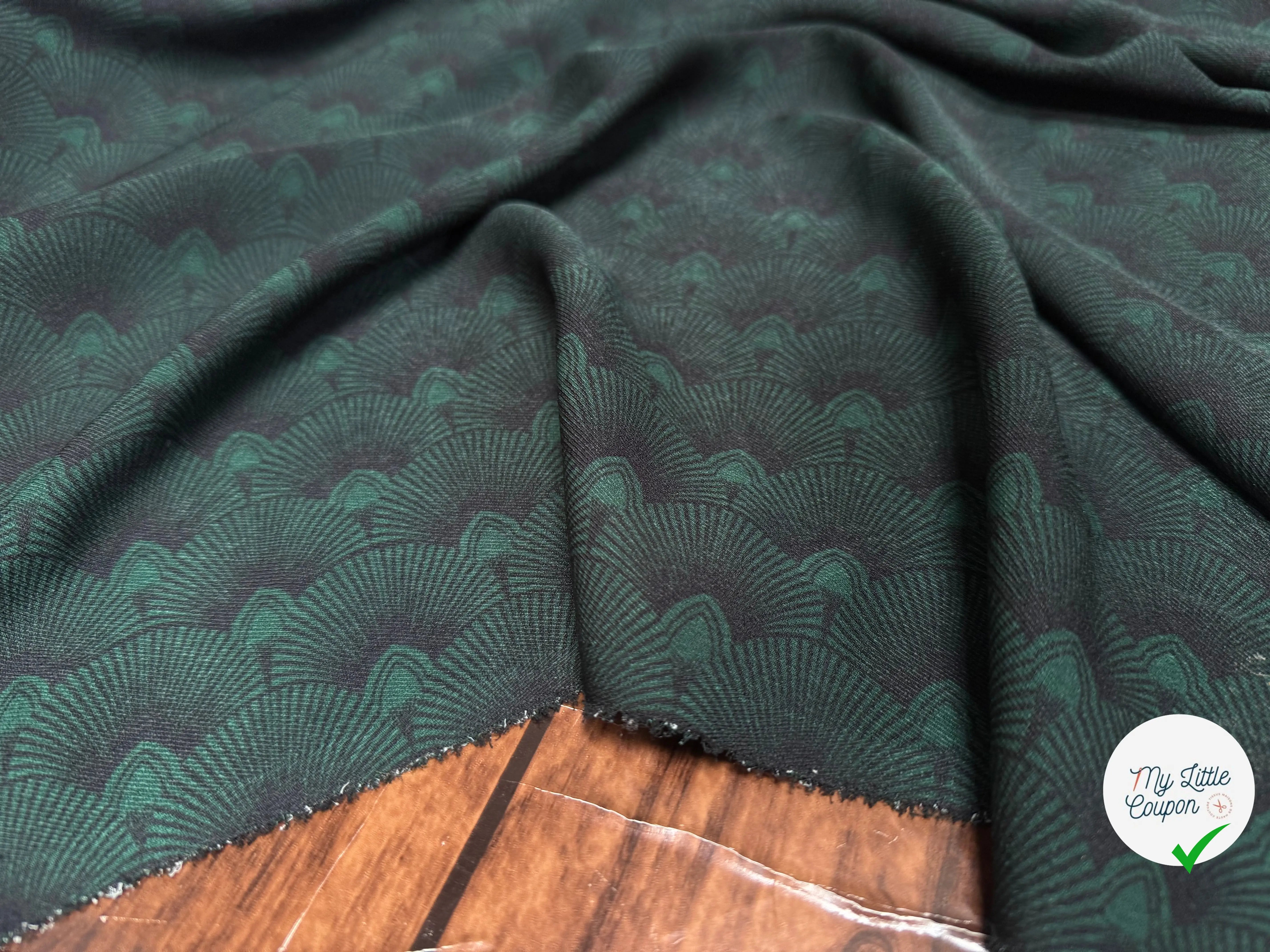 TISSU FLUIDE IMPRIMÉ MOTIF FEUILLAGE VERT ET BLEU MARINE - My Little Coupon