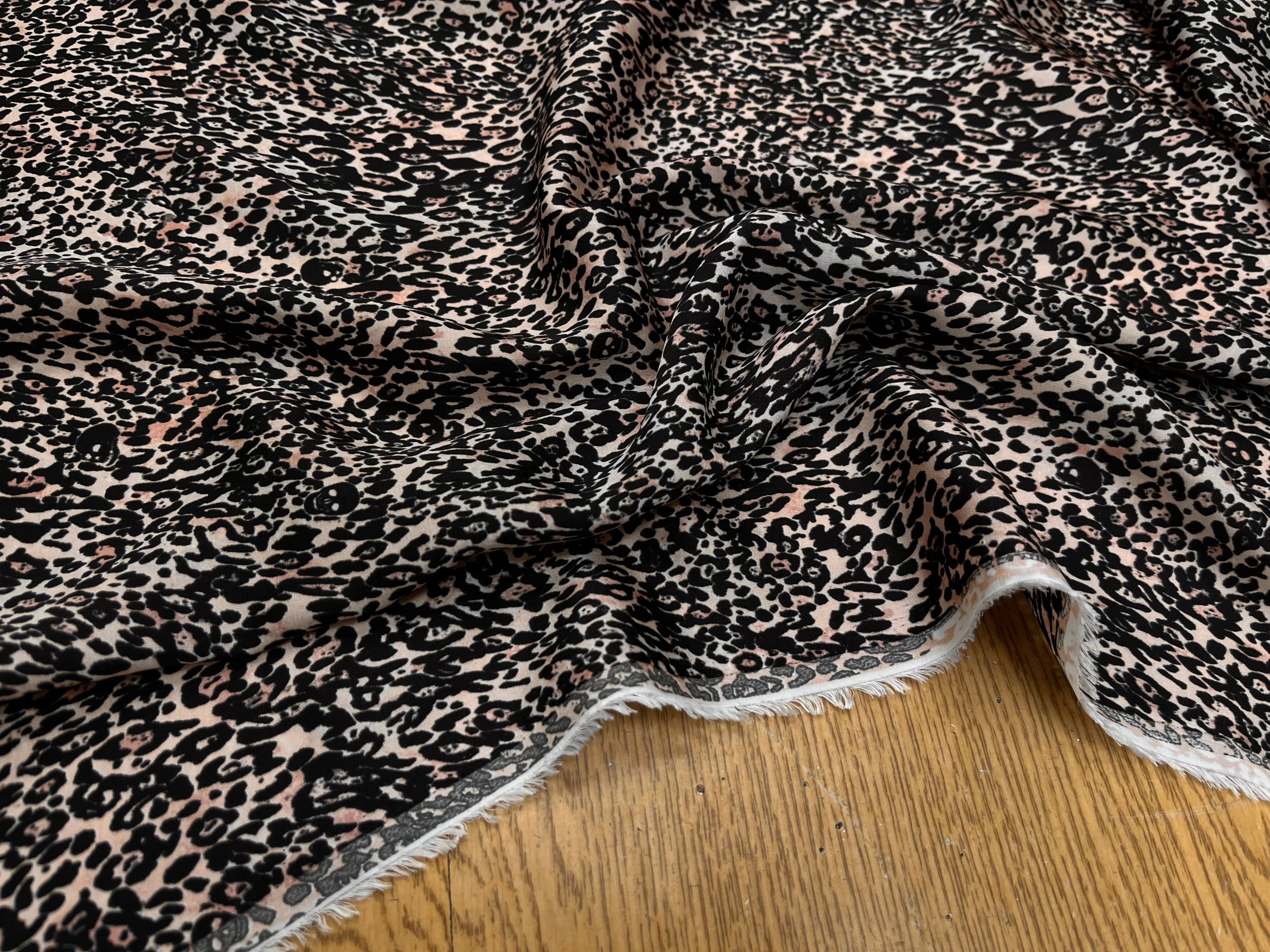 TISSU FLUIDE LÉOPARD SAVANE LÉGÈREMENT SATINÉ - My Little Coupon