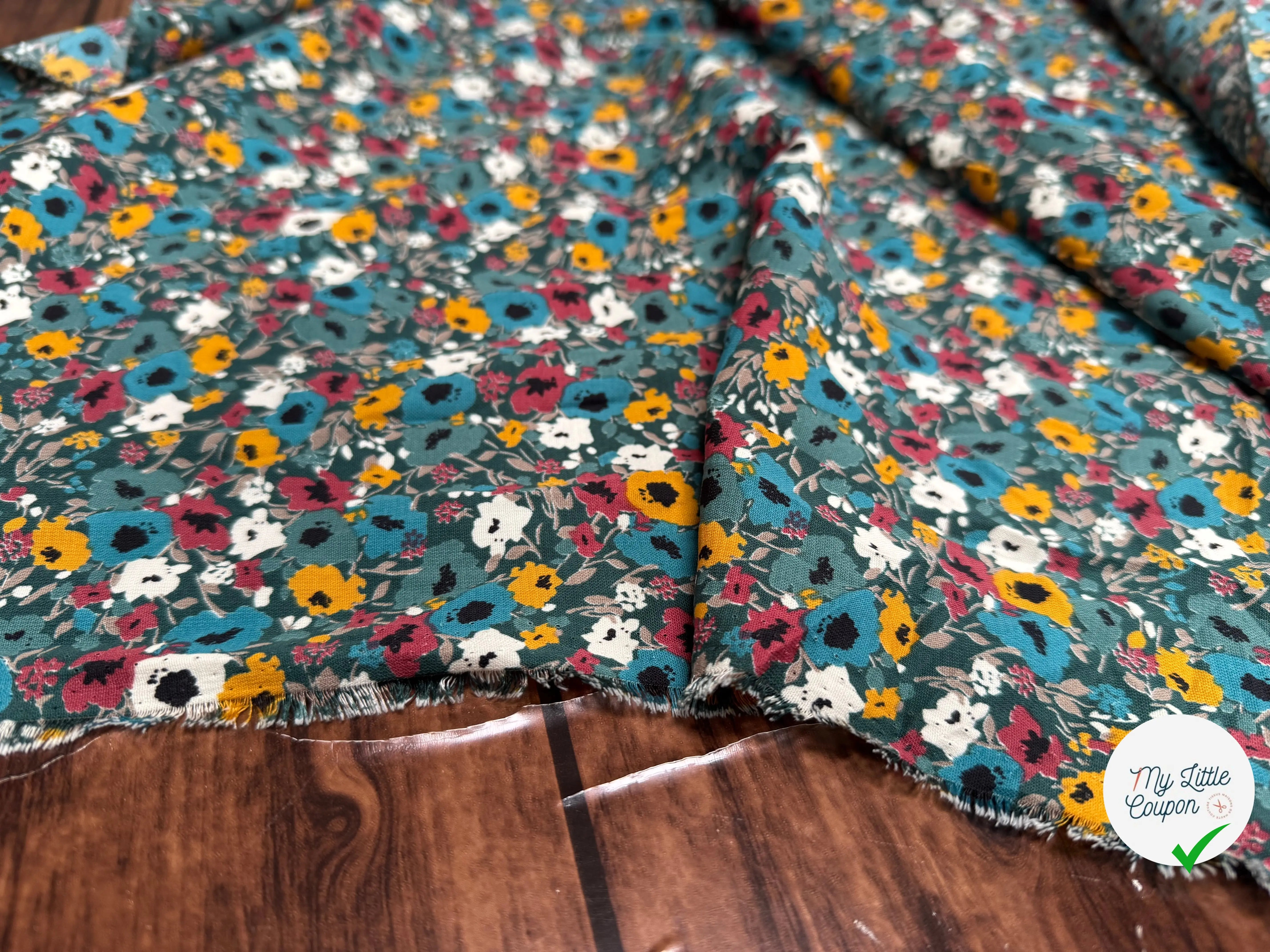 TISSU FLUIDE MOTIF LIBERTY SUR FOND BLEU CIEL - My Little Coupon