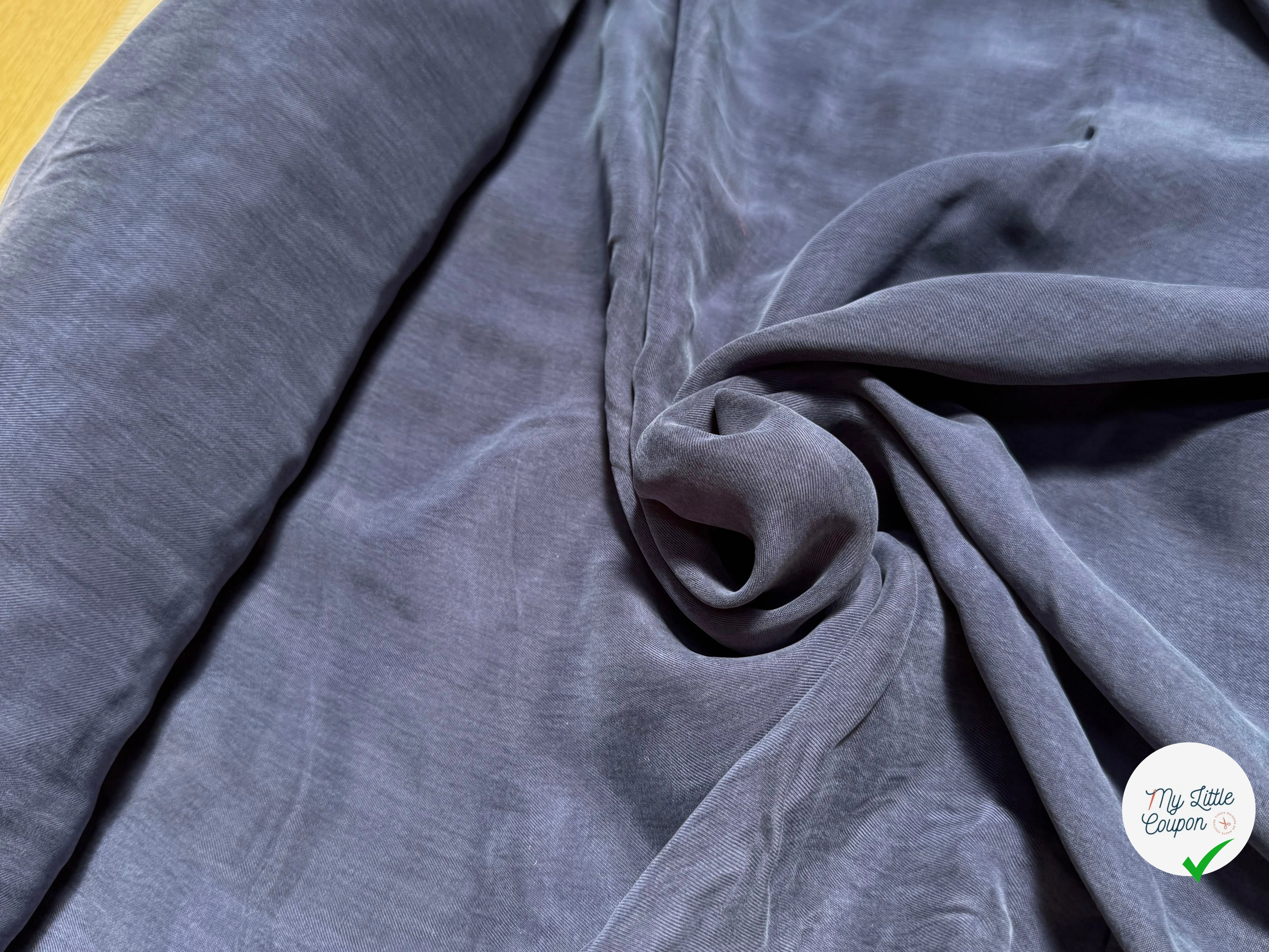 TISSU FLUIDE PEACHSKIN 100% CUPRO BLEU MARINE - My Little Coupon