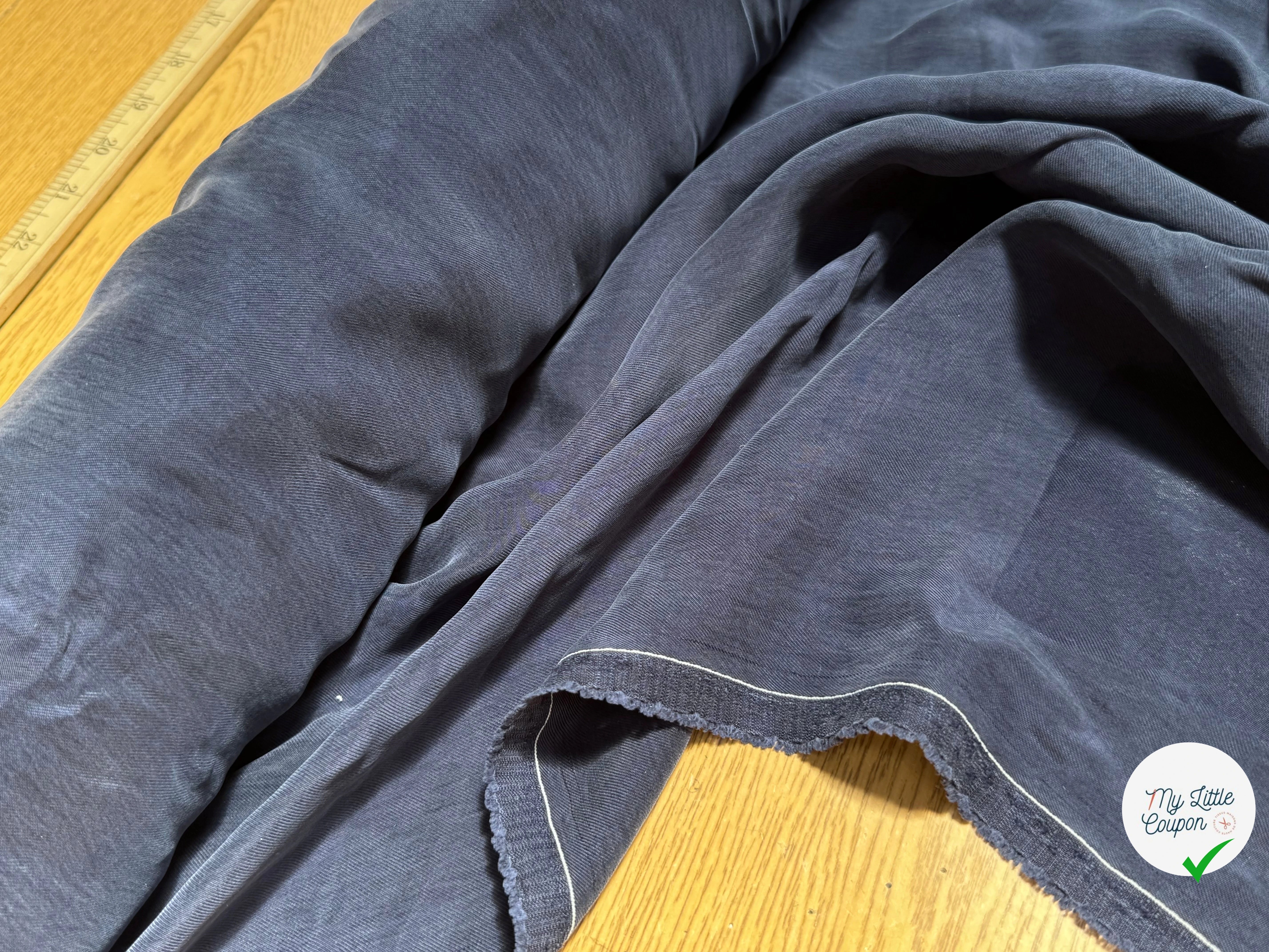 TISSU FLUIDE PEACHSKIN 100% CUPRO BLEU MARINE - My Little Coupon