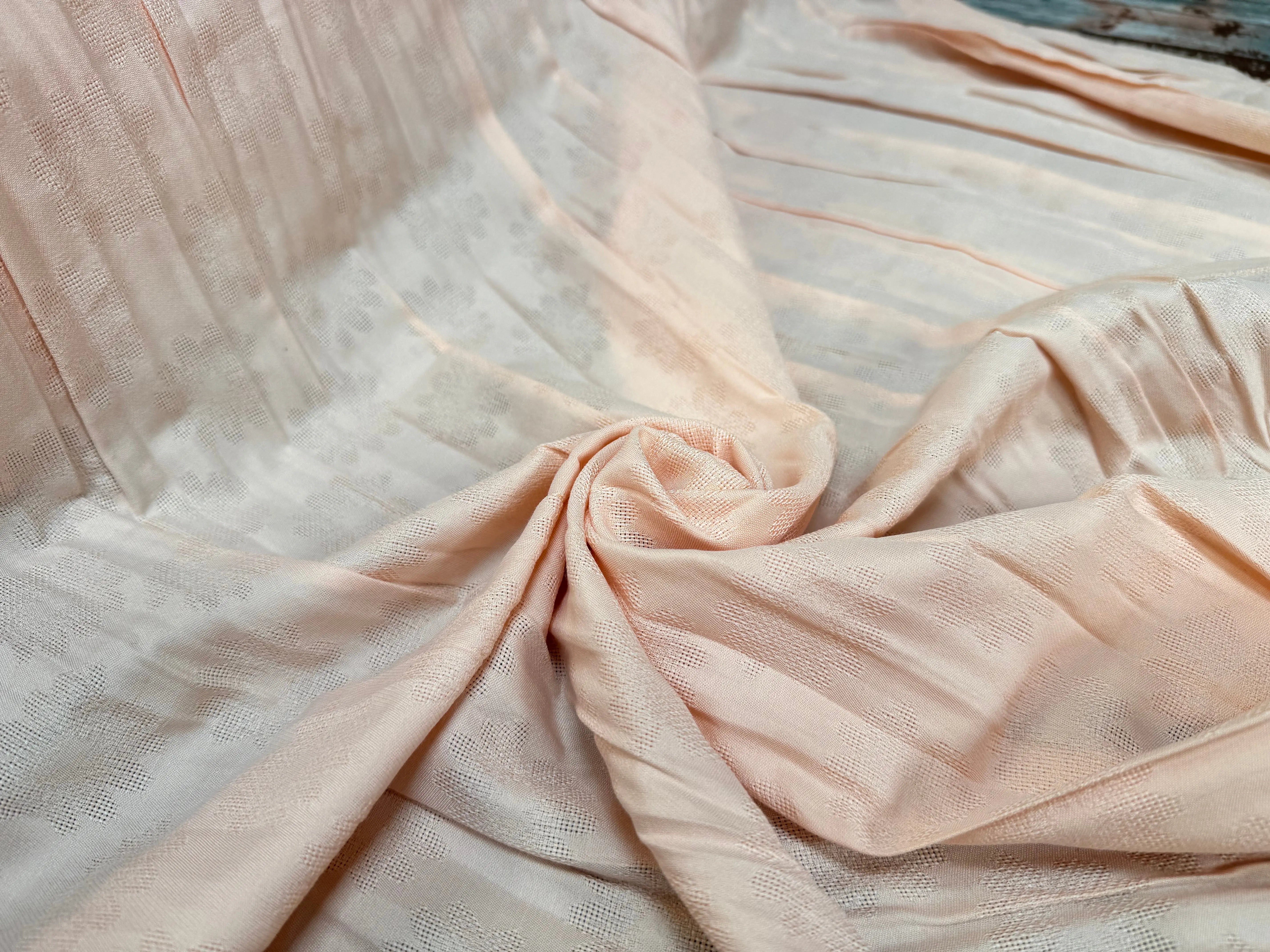 TISSU FLUIDE POLYCOTON MOTIF FLEUR ROSE PALE - My Little Coupon