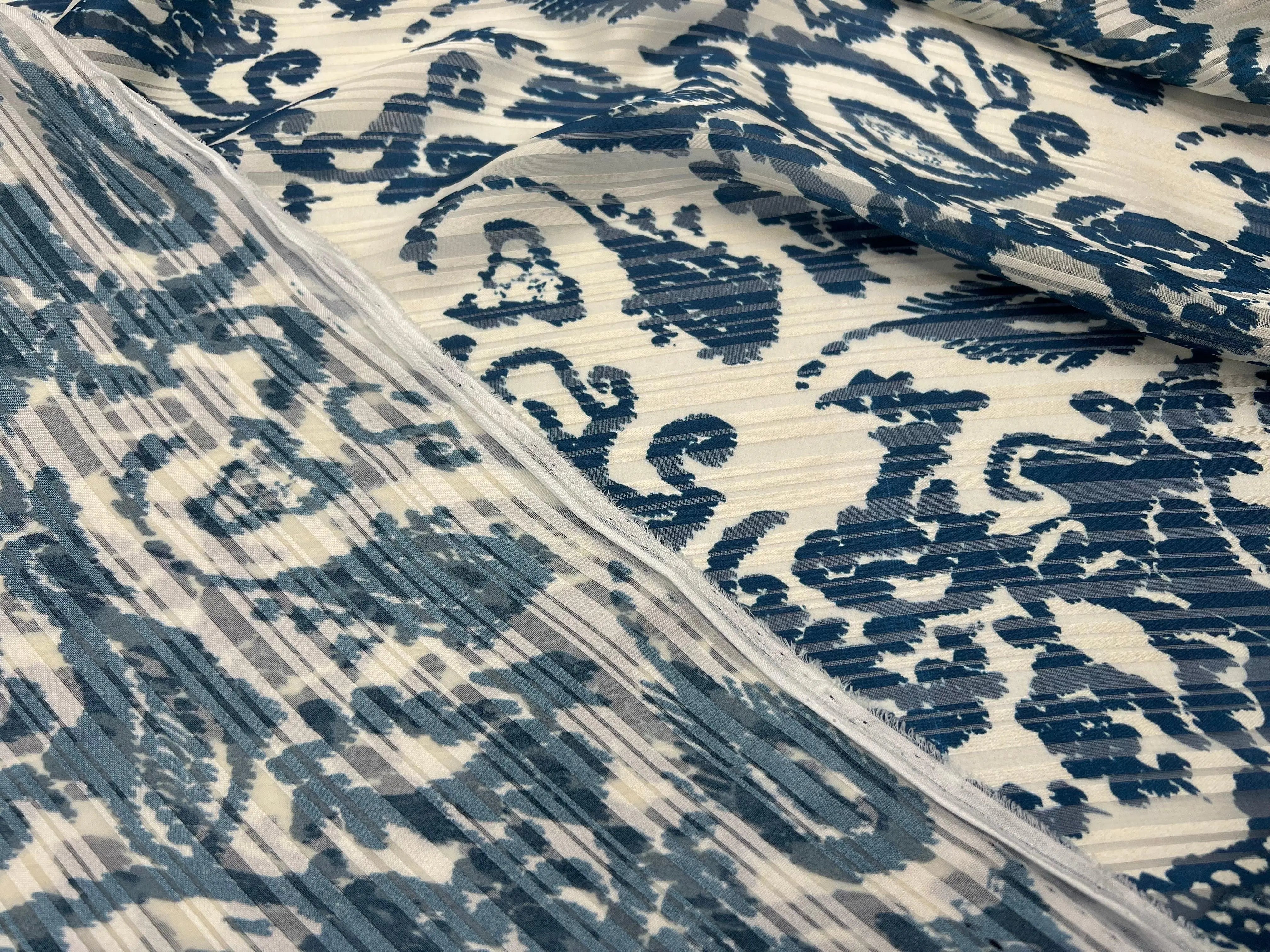 TISSU IMPRIMÉ CACHEMIRE INDIGO BANDES SATINÉES - My Little Coupon - tissu - coudre