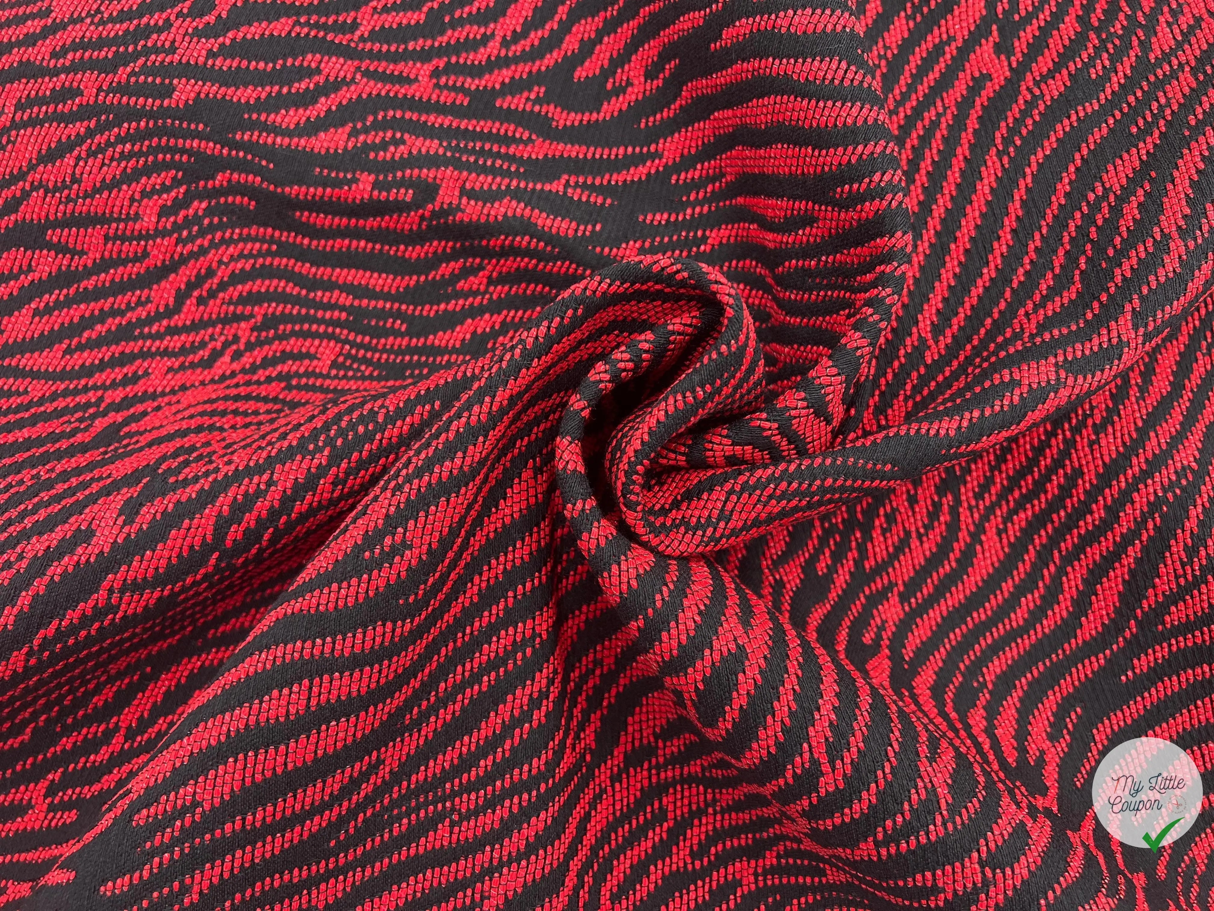 TISSU JACQUARD MOTIF ZÈBRE ROUGE ET NOIR - My Little Coupon - tissu - coudre