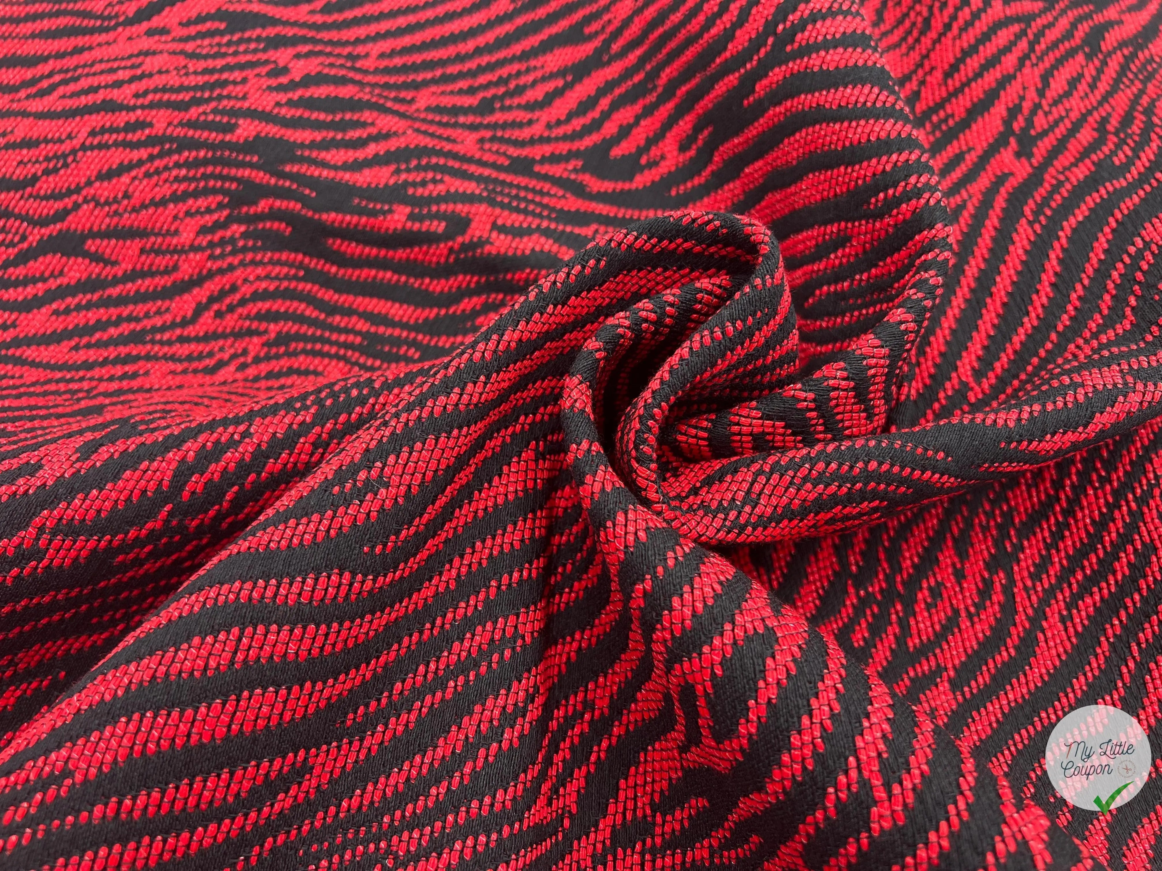TISSU JACQUARD MOTIF ZÈBRE ROUGE ET NOIR - My Little Coupon - tissu - coudre