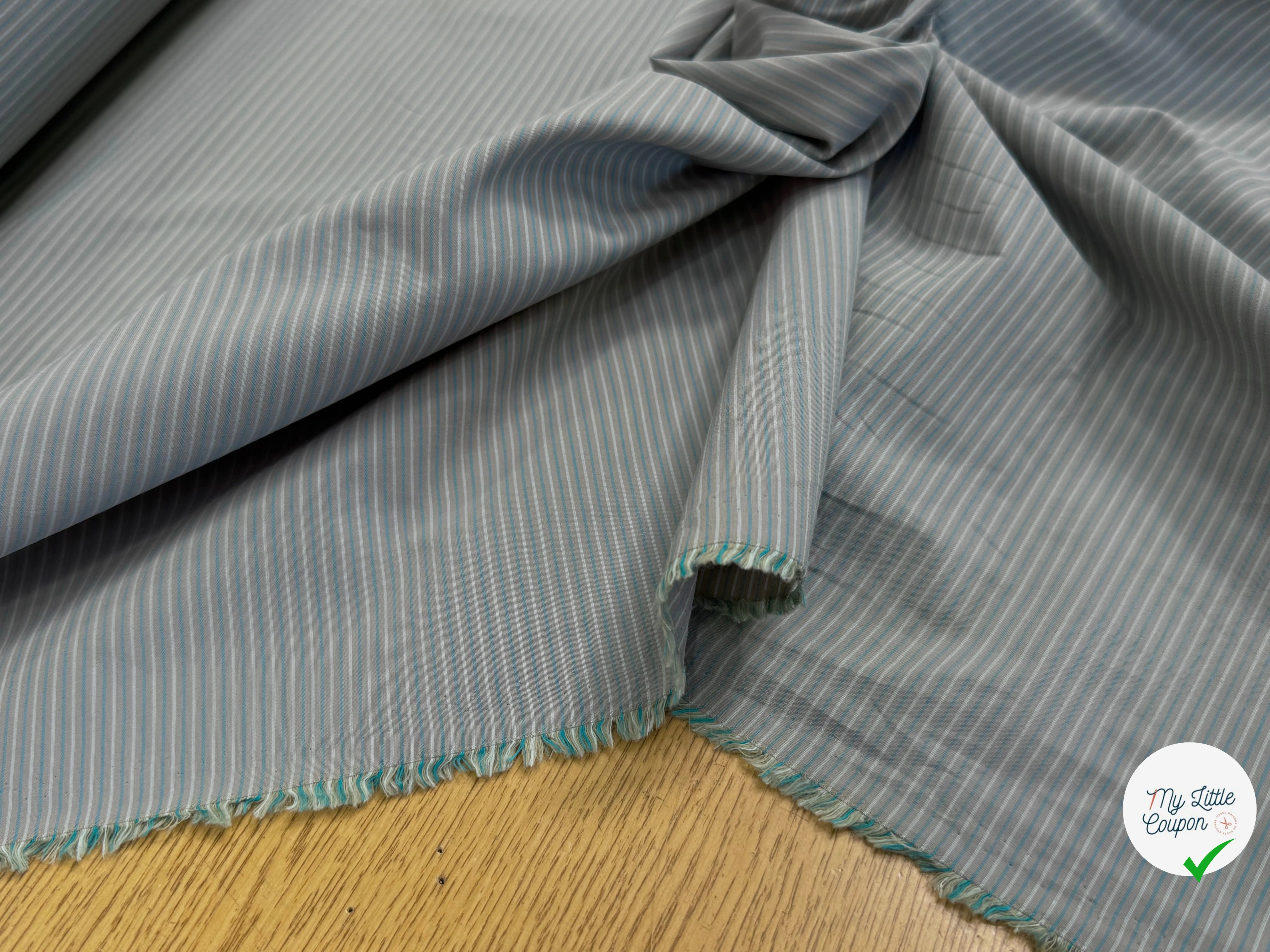 TISSU LÉGÈREMENT CRAQUANT FINES RAYURES VERT GRIS - My Little Coupon