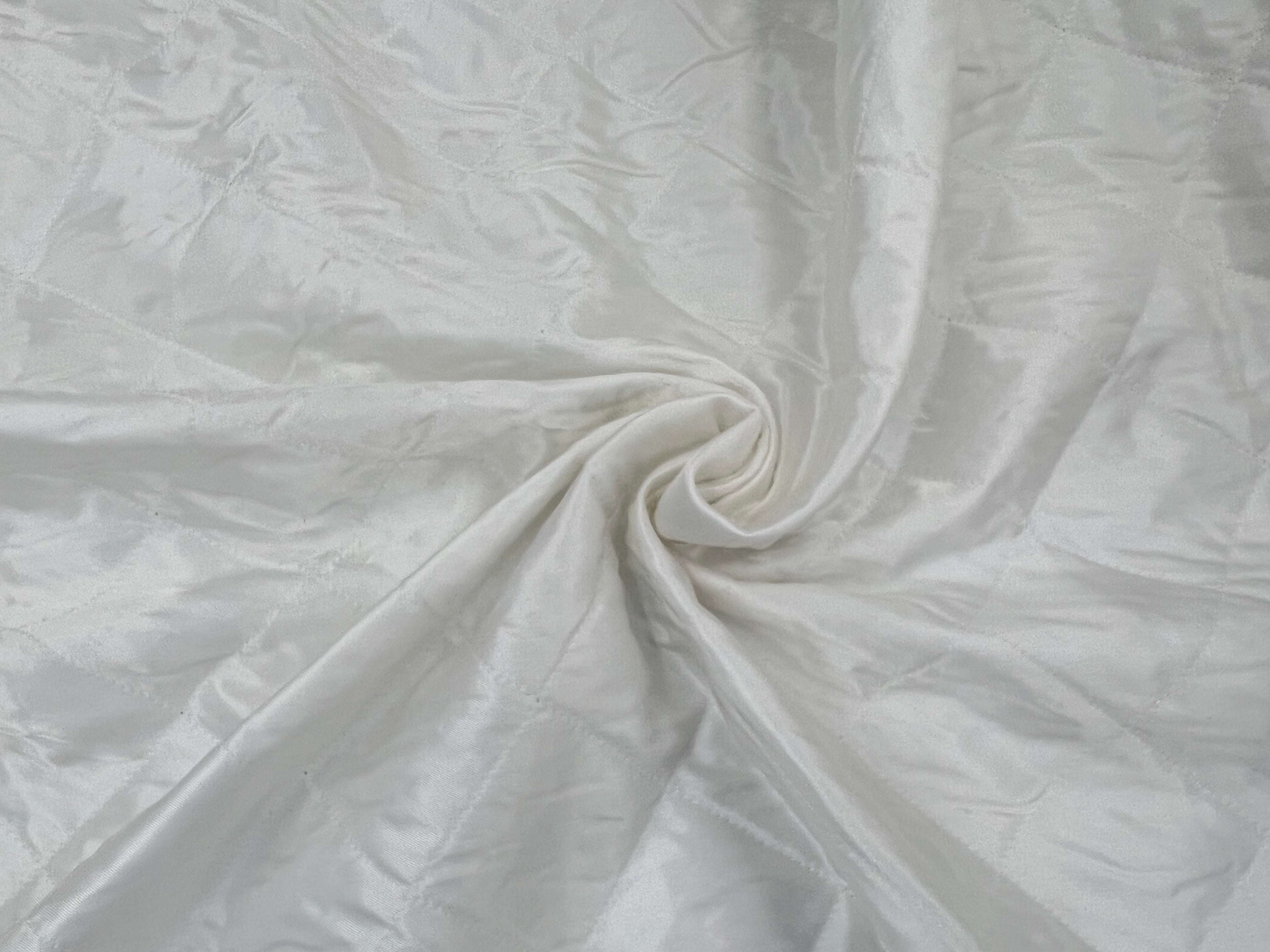 TISSU MATELASSÉ BLANC CASSÉ GROS LOSANGES MLC INTERN