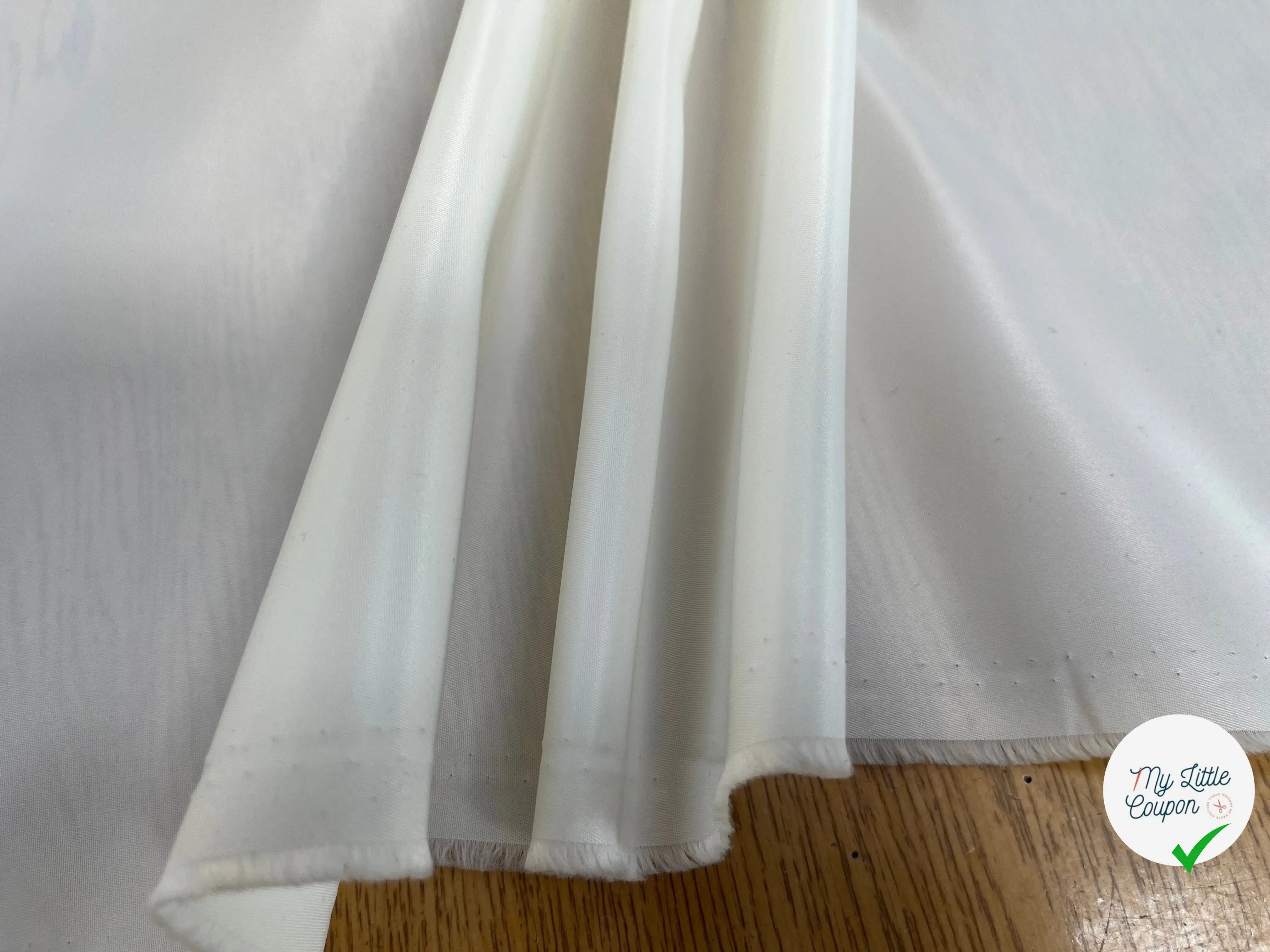 TISSU SATINÉ BLANC CASSÉ POLYESTER - My Little Coupon