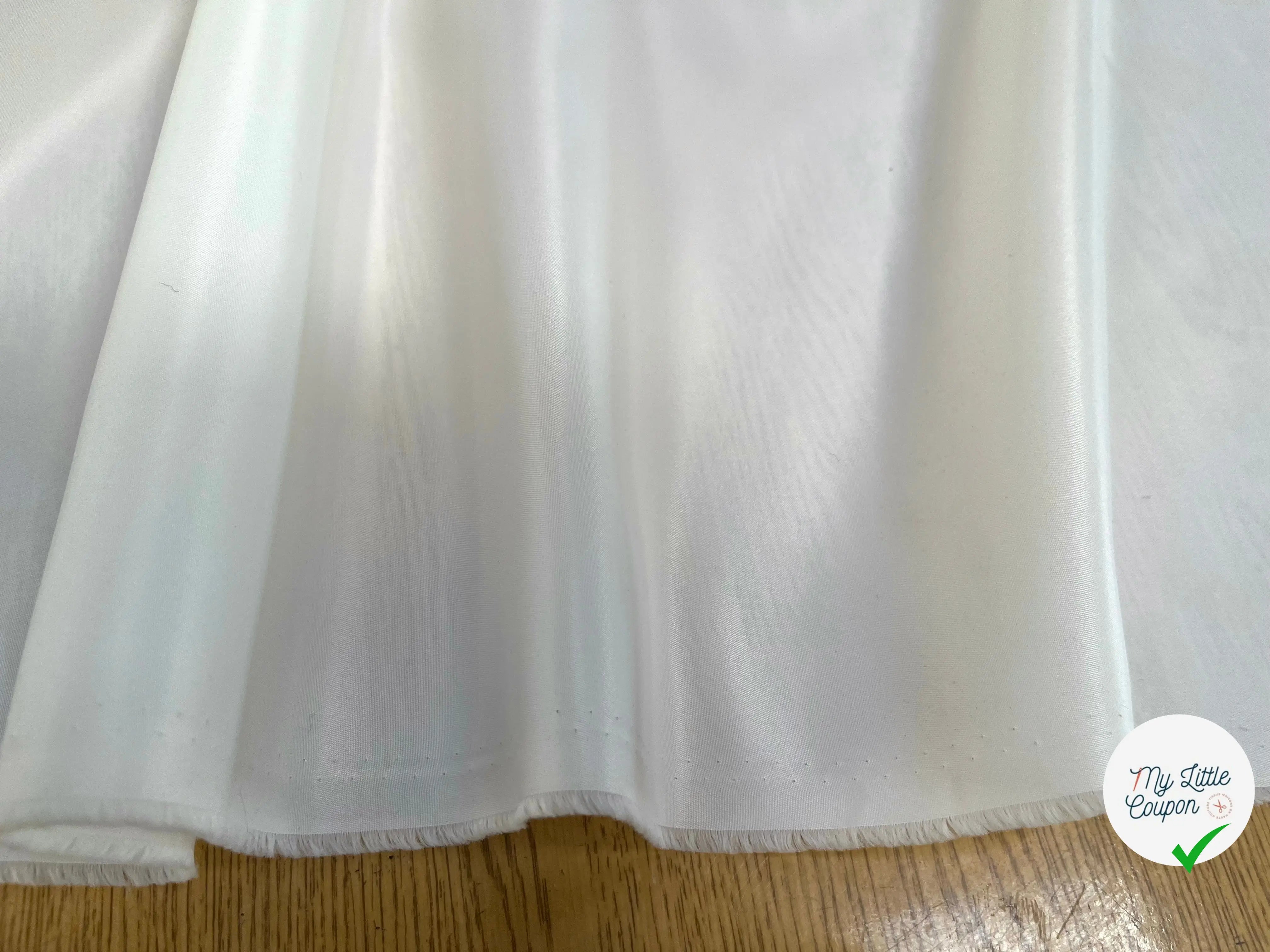 TISSU SATINÉ BLANC CASSÉ POLYESTER - My Little Coupon