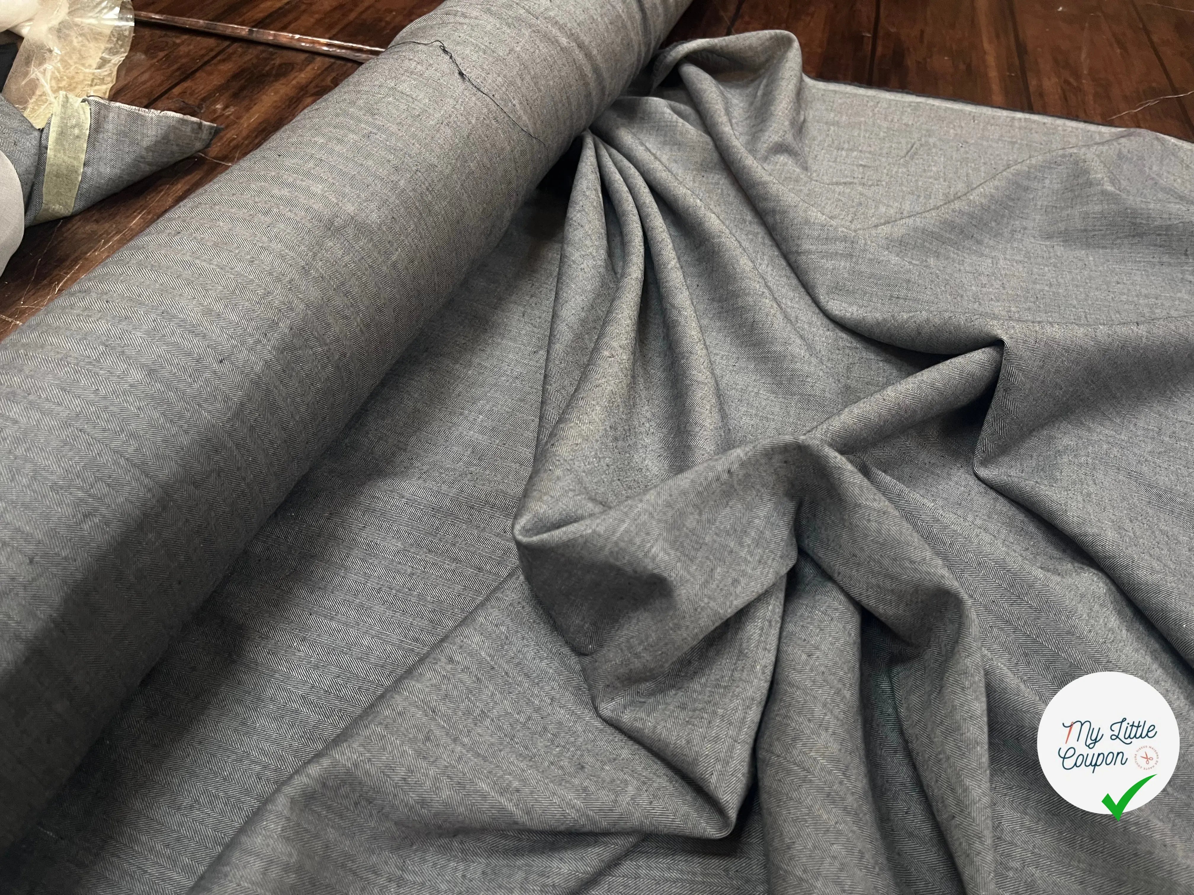 TOILE COTON PETITS MOTIFS CHEVRONS FOND GRIS - My Little Coupon