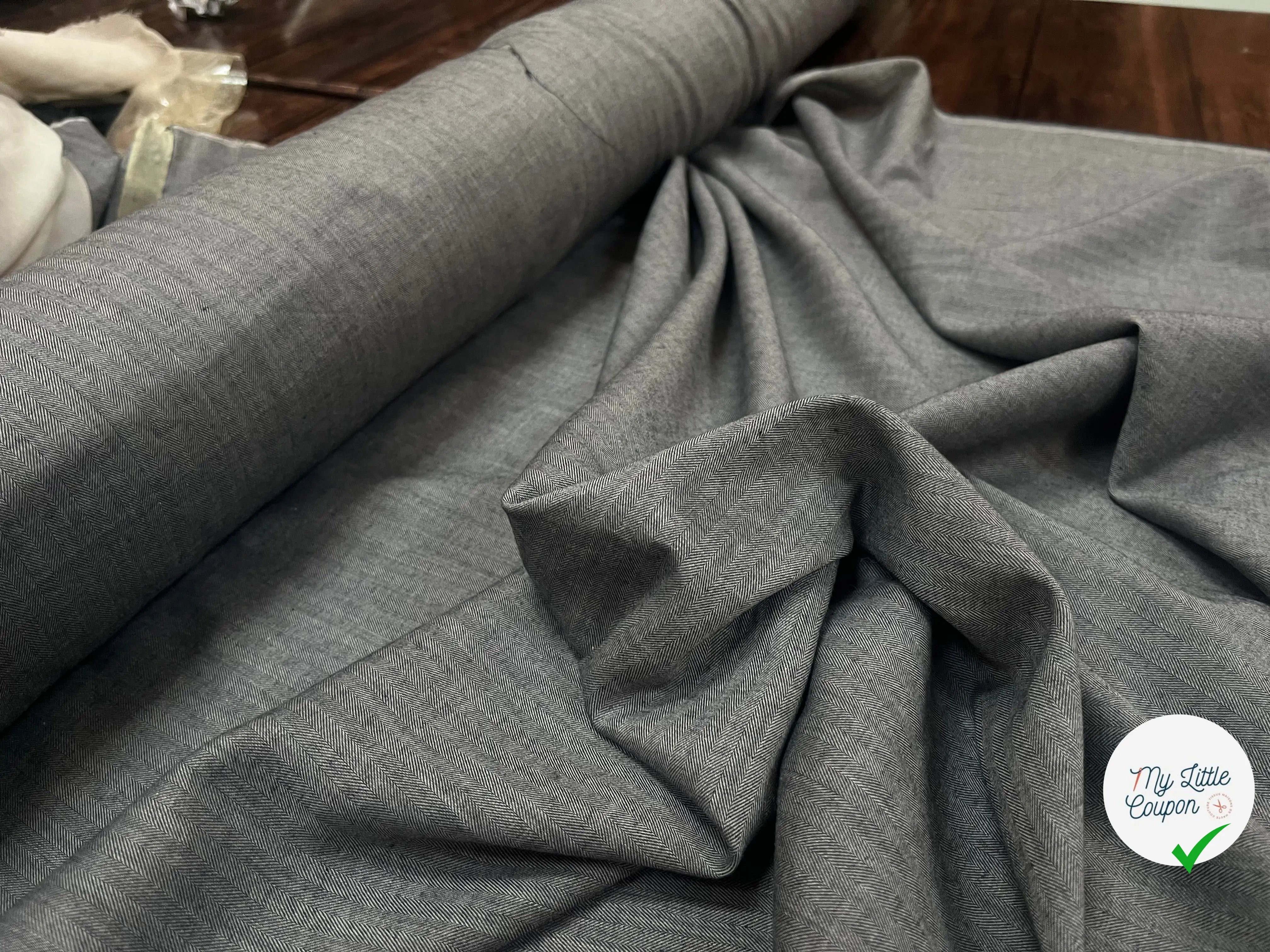 TOILE COTON PETITS MOTIFS CHEVRONS FOND GRIS - My Little Coupon