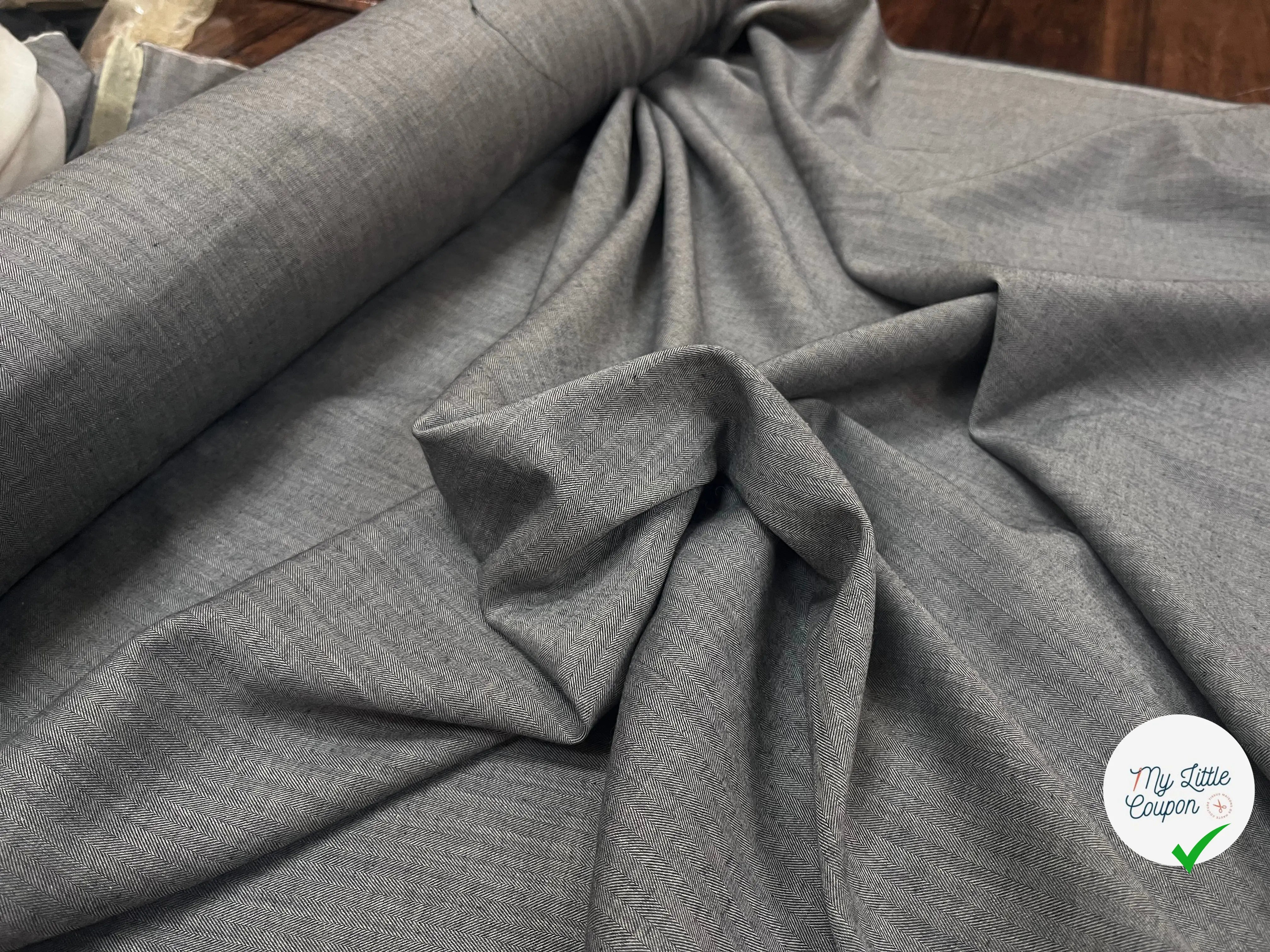 TOILE COTON PETITS MOTIFS CHEVRONS FOND GRIS - My Little Coupon