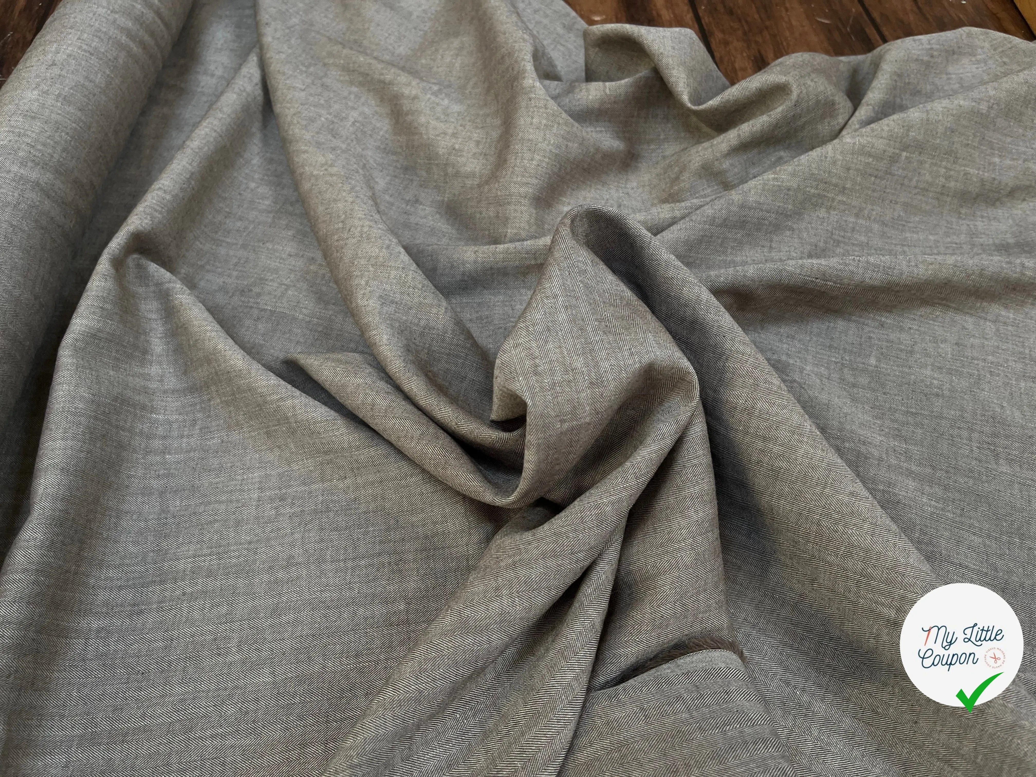 TOILE COTON PETITS MOTIFS CHEVRONS FOND MARRON - My Little Coupon