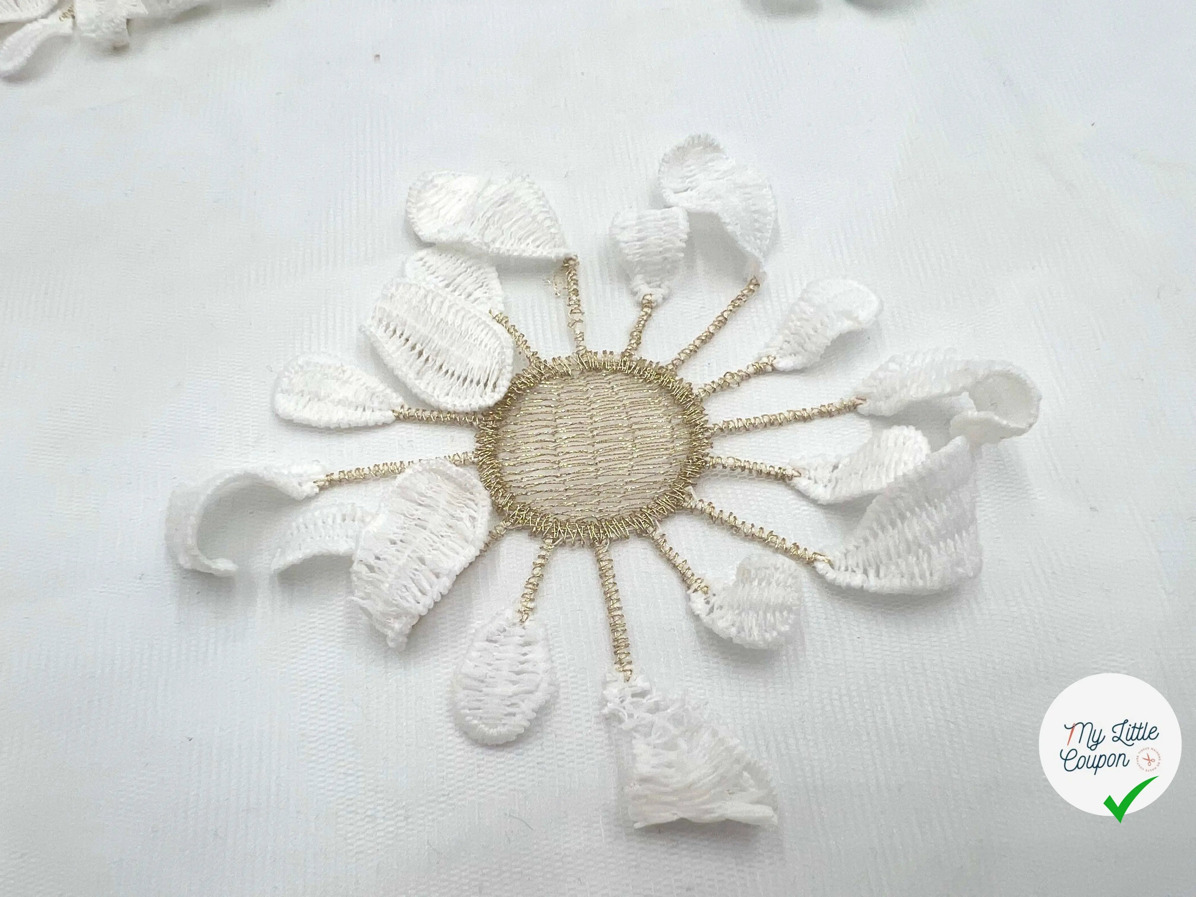 TULLE REBRODÉE FLEURS COUSUES BLANC ET MÉTAL DORÉ - My Little Coupon - tissu - coudre