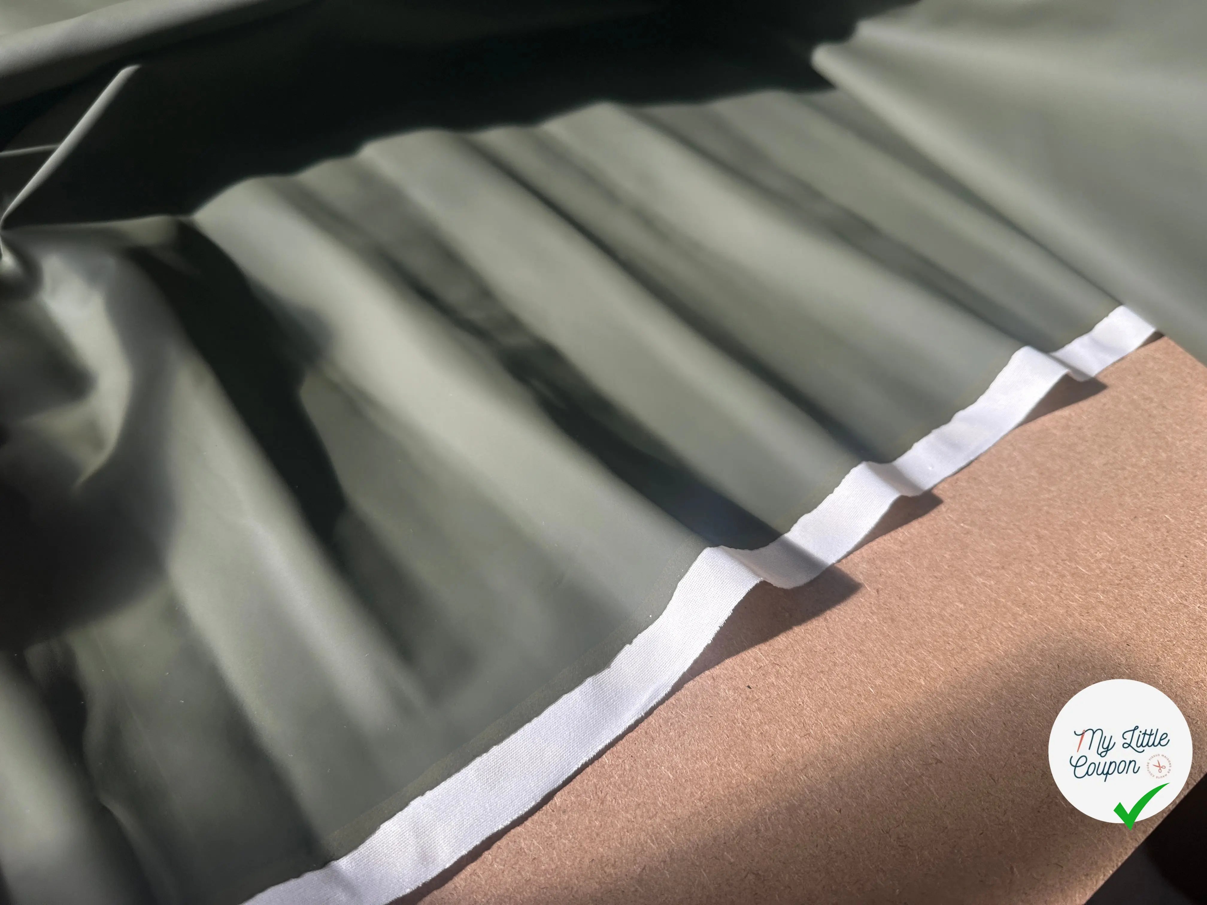 VINYLE MATE QUALITÉ COUTURE KAKI LOURD SUBLIME - My Little Coupon