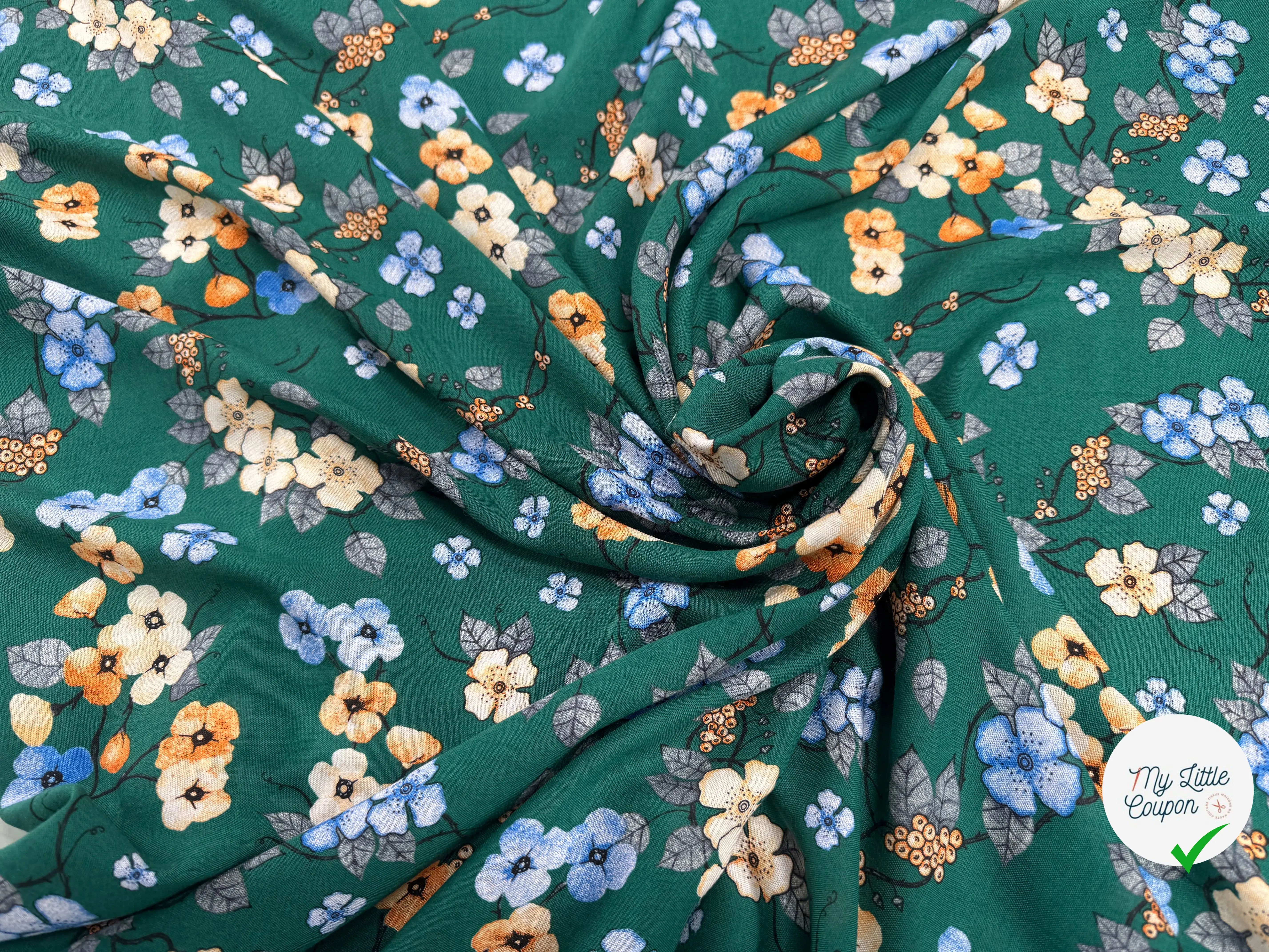 VISCOSE À FLEURS JAPONAISES BLEUES ET BEIGES SUR FOND VERT - My Little Coupon