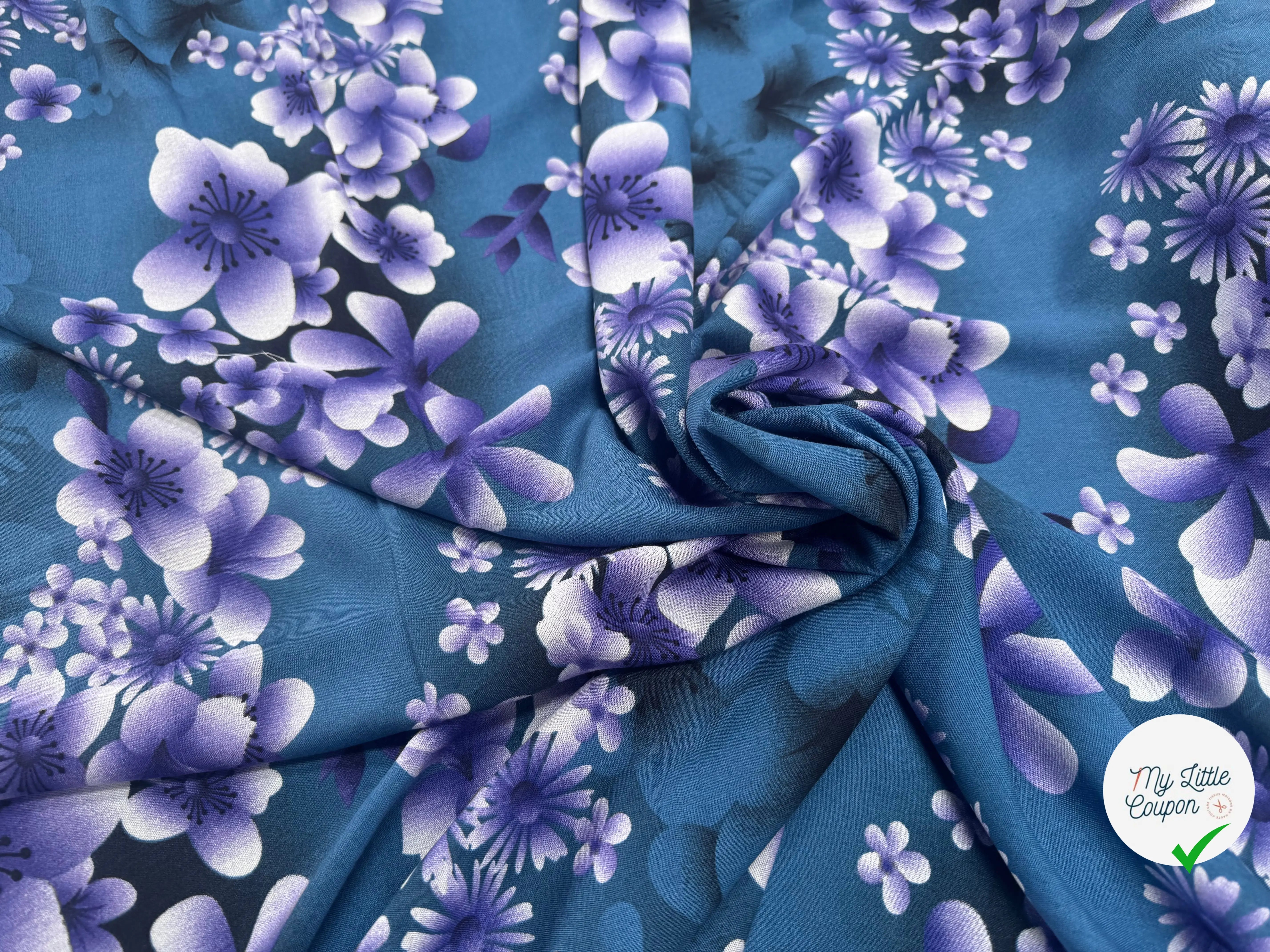 VISCOSE À MOTIFS ROSES ET PISSENLITS SUR FOND BLEU DE COULEURS VIOLET - My Little Coupon
