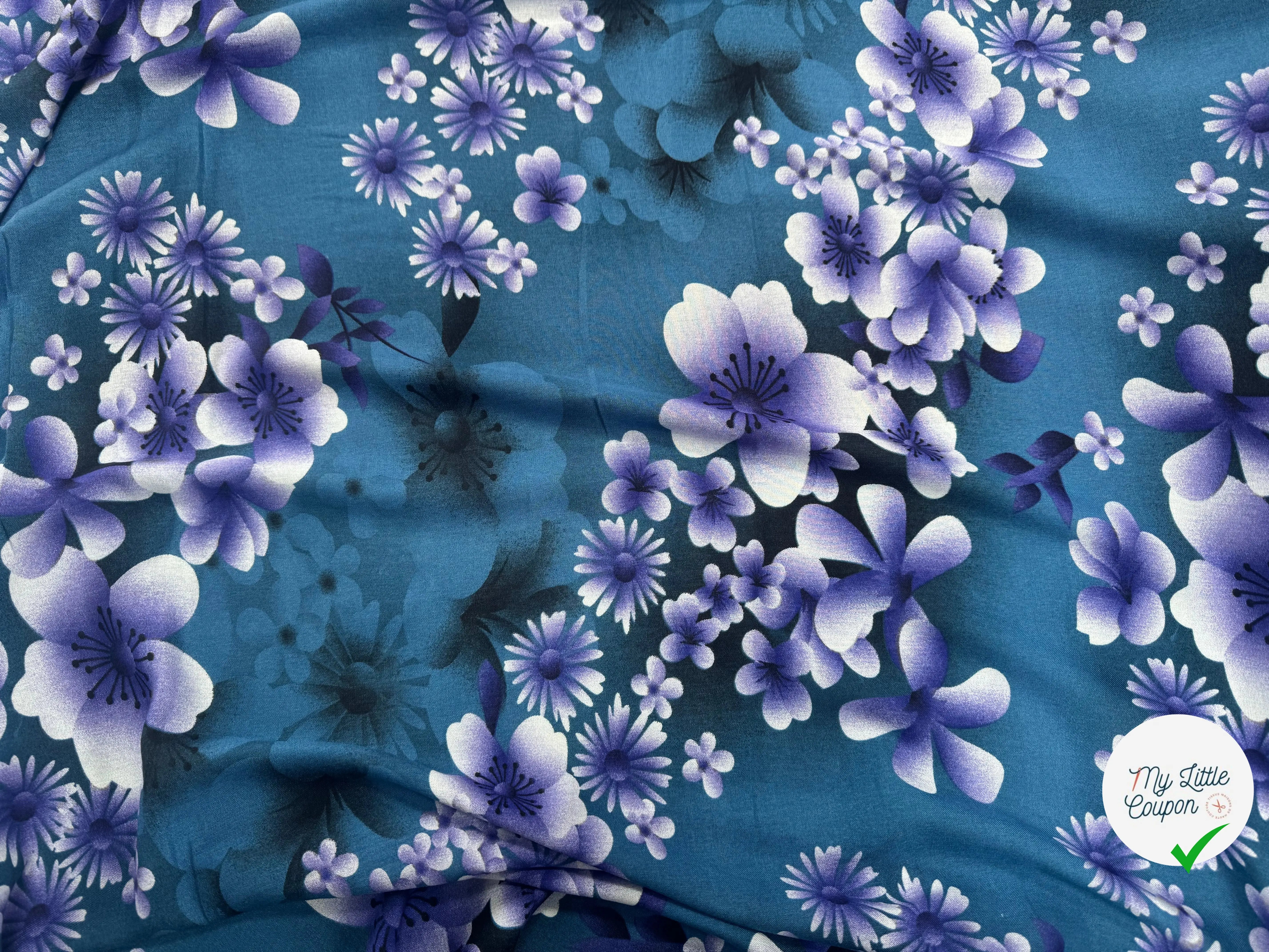 VISCOSE À MOTIFS ROSES ET PISSENLITS SUR FOND BLEU DE COULEURS VIOLET - My Little Coupon