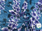 VISCOSE À MOTIFS ROSES ET PISSENLITS SUR FOND BLEU DE COULEURS VIOLET - My Little Coupon