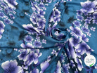 VISCOSE À MOTIFS ROSES ET PISSENLITS SUR FOND BLEU DE COULEURS VIOLET - My Little Coupon