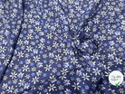 VISCOSE DOUCE TRES LEGEREMENT SATINEE PRINT FLEURS SUR FOND BLEU - My Little Coupon