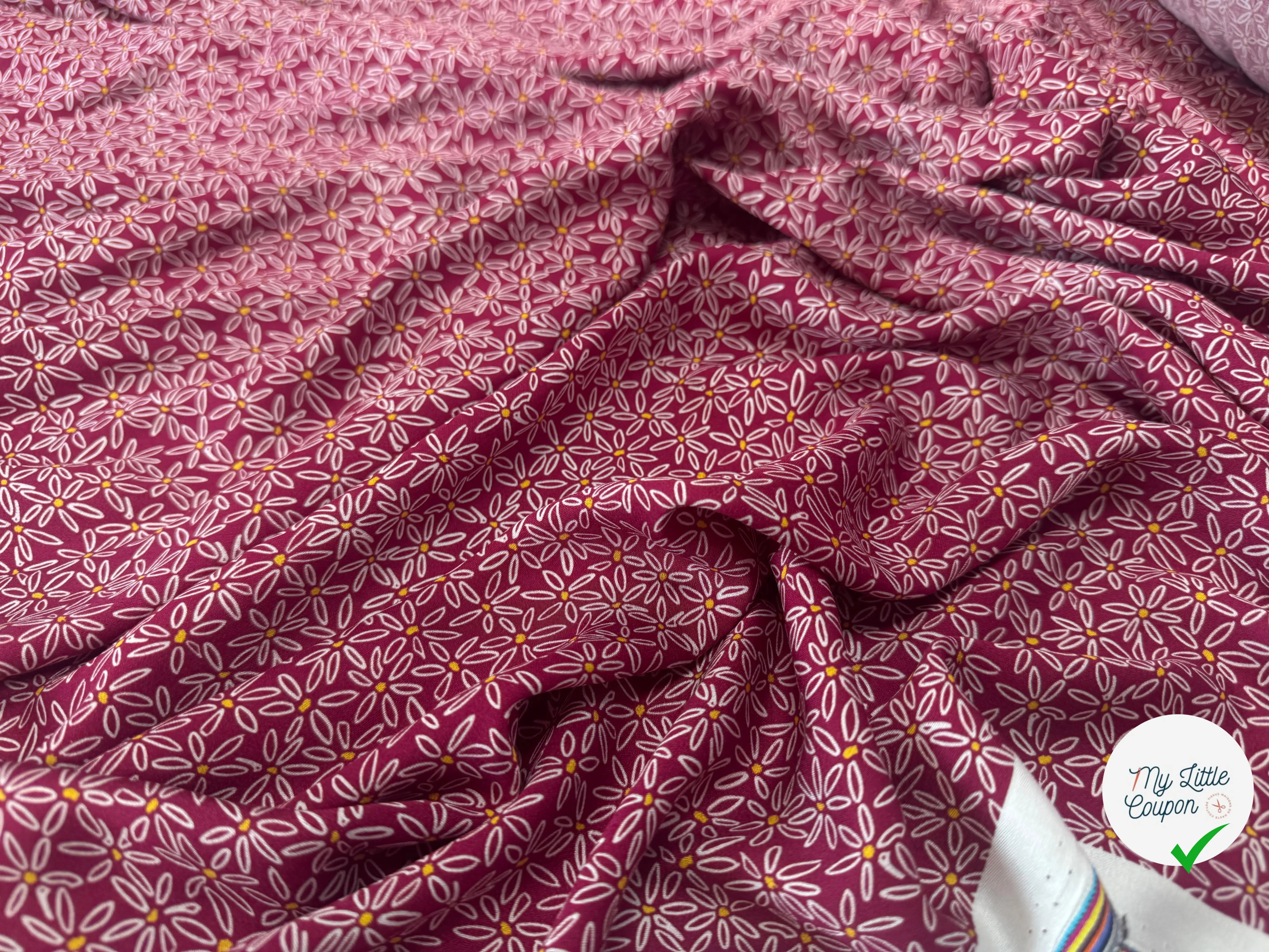 VISCOSE DOUCE TRES LEGEREMENT SATINEE PRINT FLEURS SUR FOND BORDEAUX - My Little Coupon