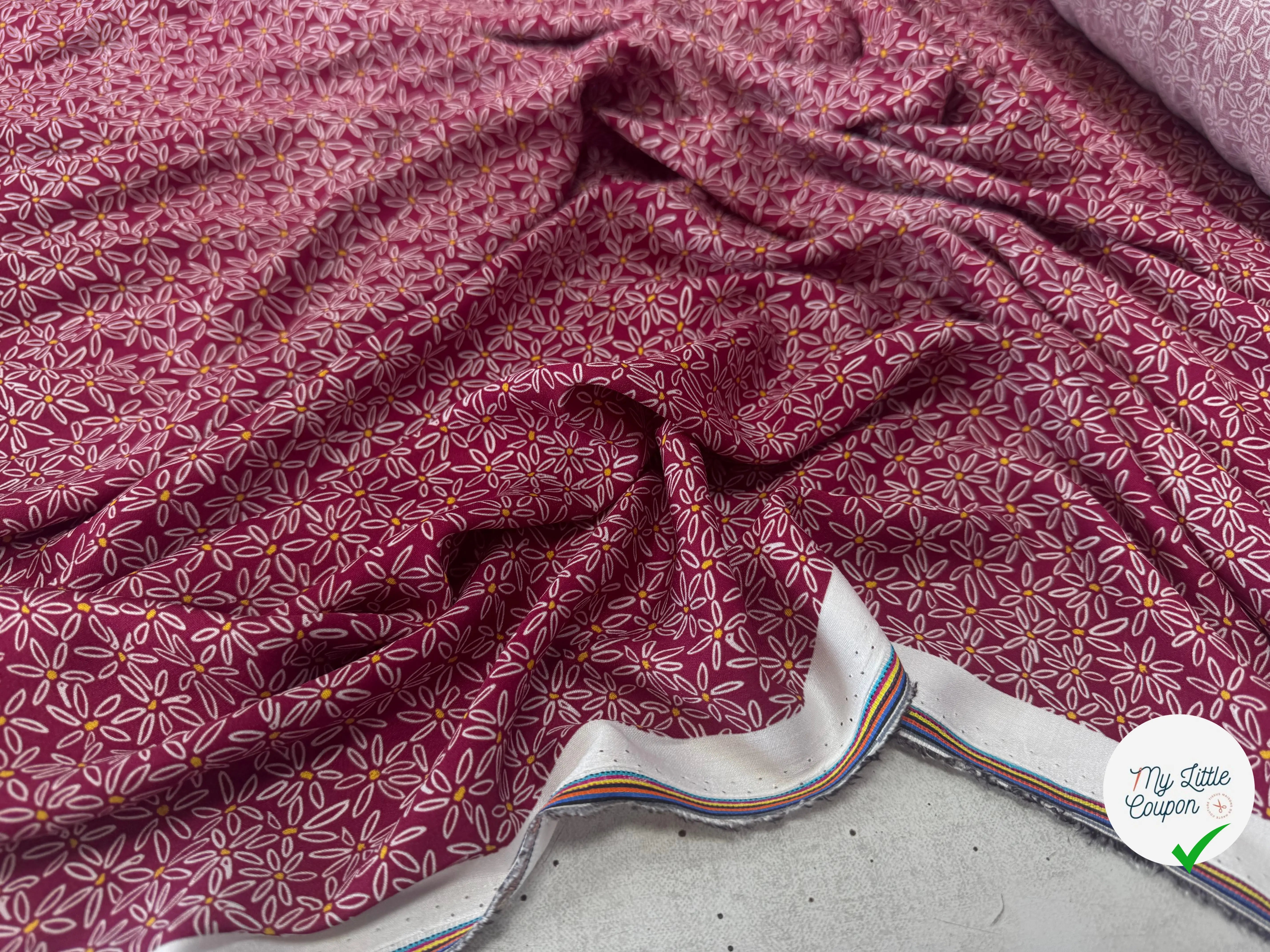 VISCOSE DOUCE TRES LEGEREMENT SATINEE PRINT FLEURS SUR FOND BORDEAUX - My Little Coupon
