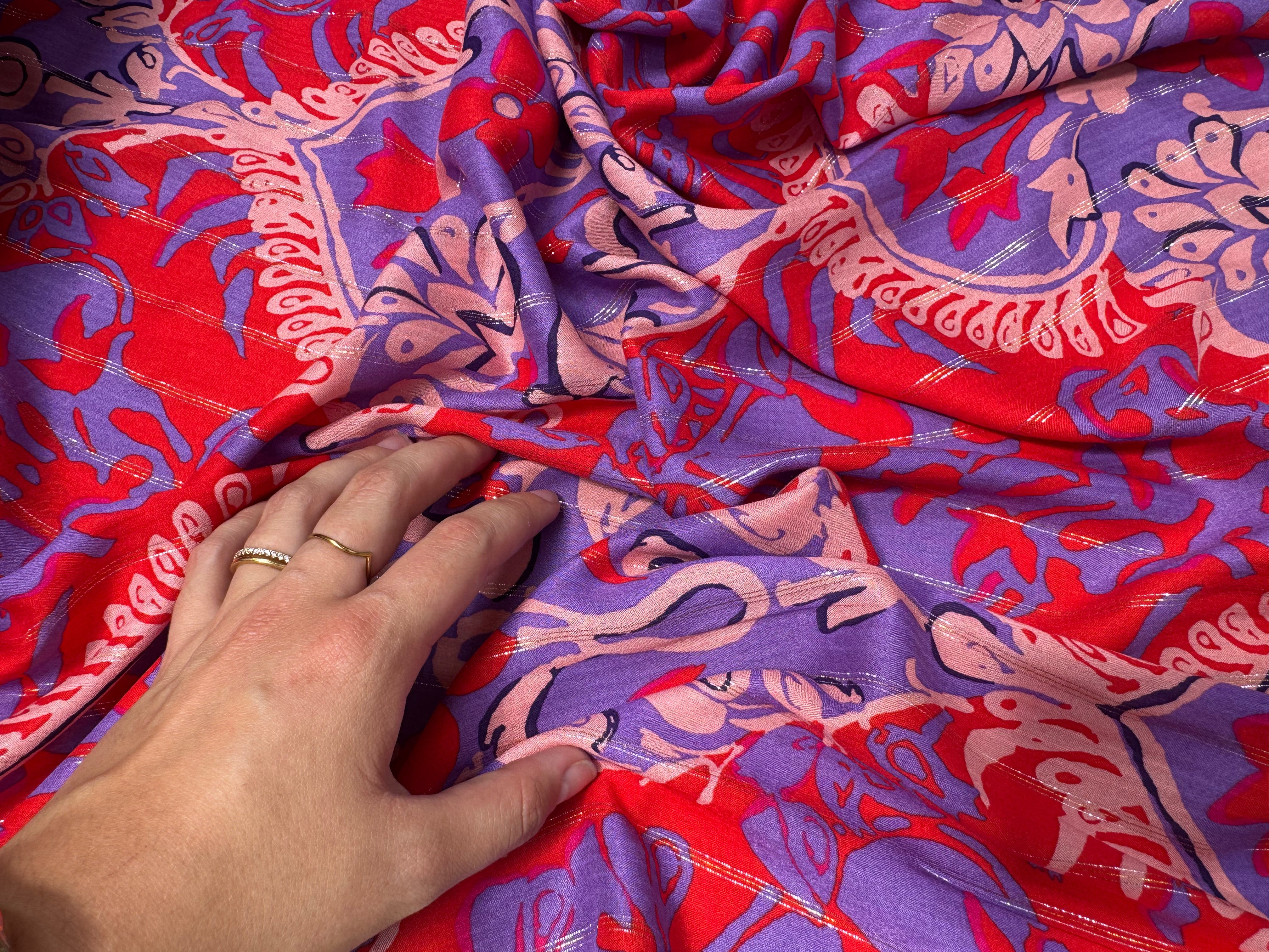 VISCOSE FIL ARGENTÉ FOND VIOLET MOTIFS ROUGE - My Little Coupon