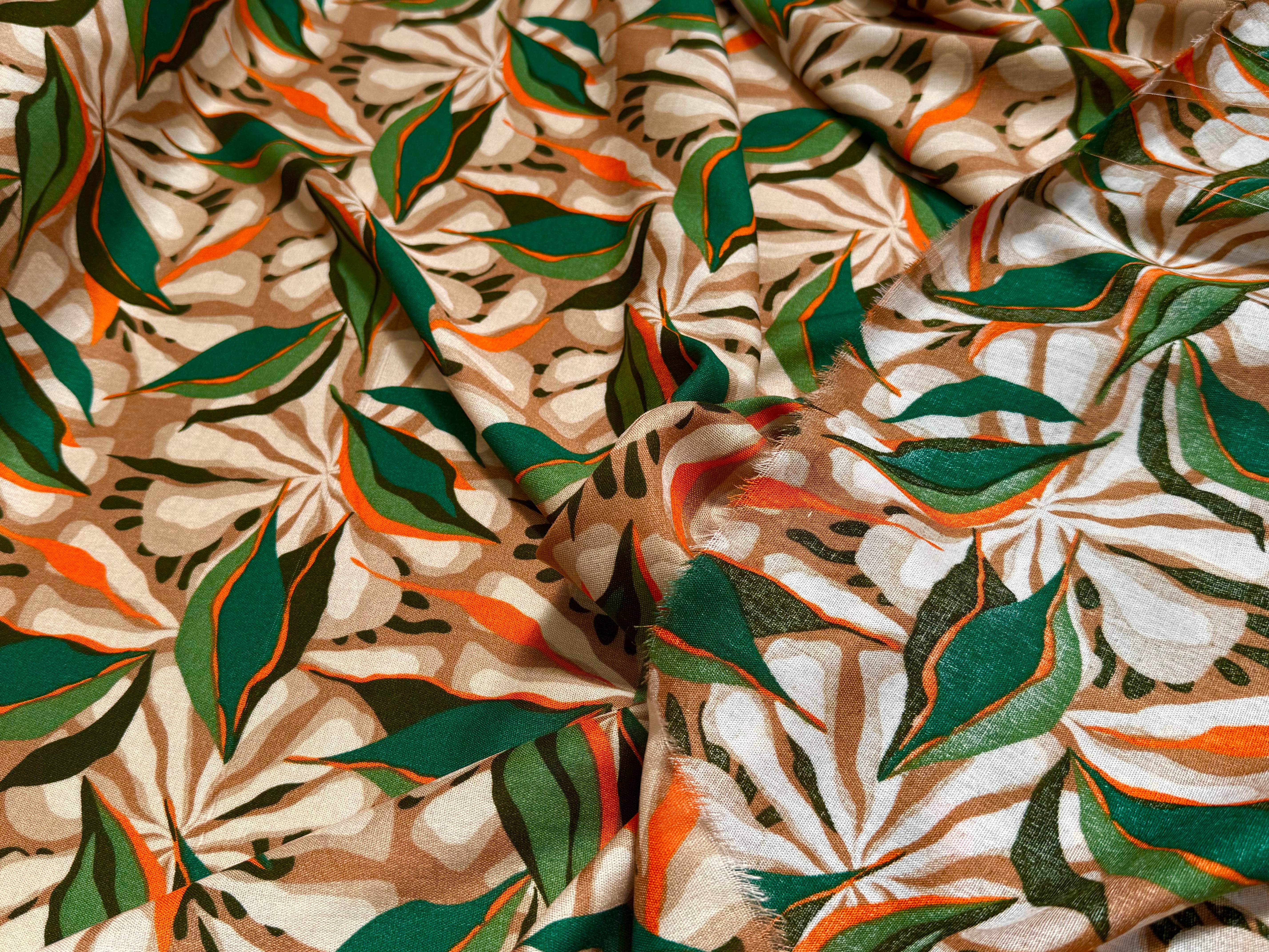 VISCOSE FLUIDE FOND BEIGE MOTIFS FEUILLAGES VERT ORANGE - My Little Coupon