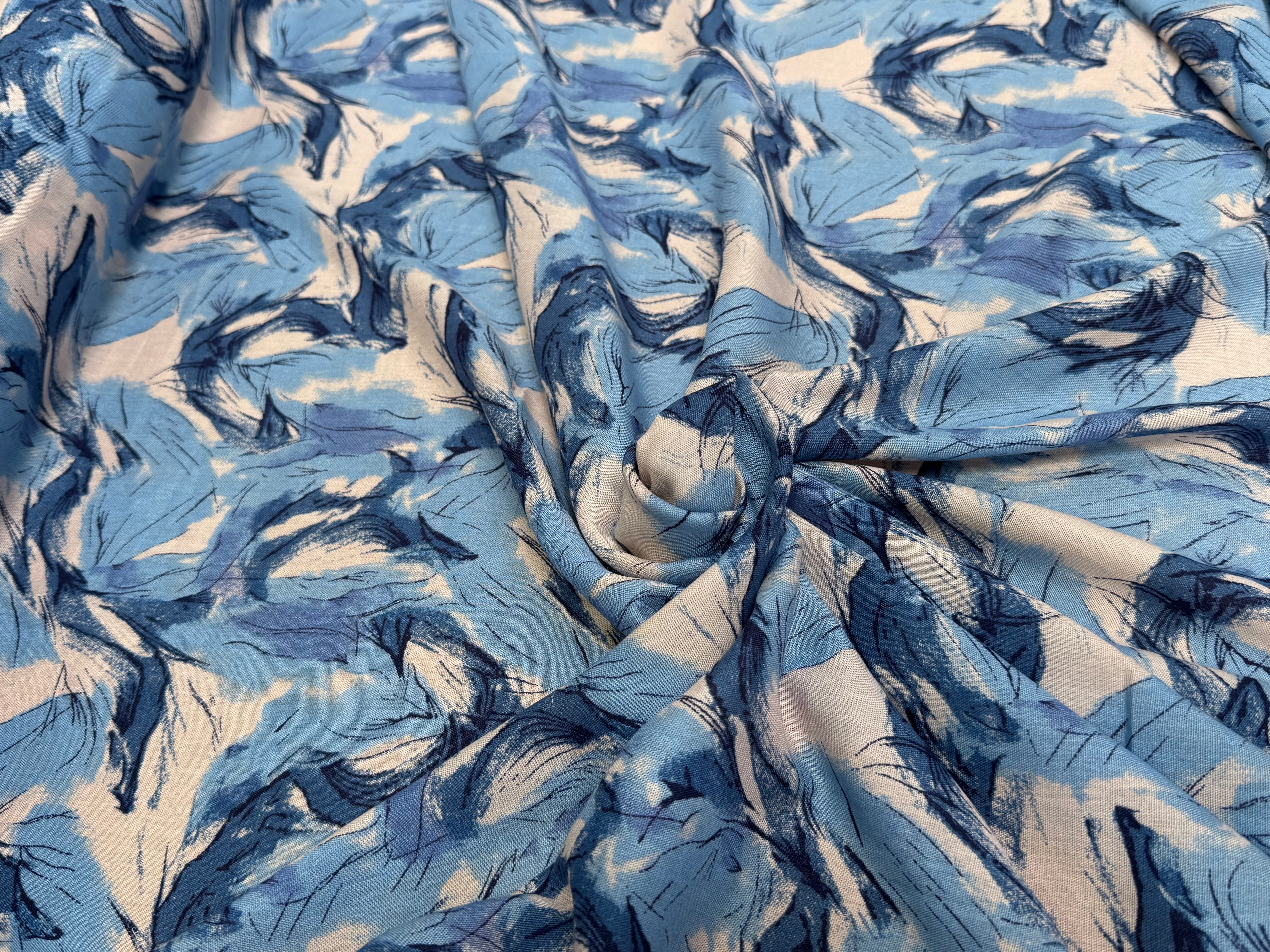 VISCOSE FLUIDE FOND BLANC IMPRIMÉE TOURBILLON BLEU ET CIEL - My Little Coupon