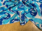 VISCOSE FLUIDE FOND BLANC IMPRIMÉE TOURBILLON ROI TURQUOISE - My Little Coupon