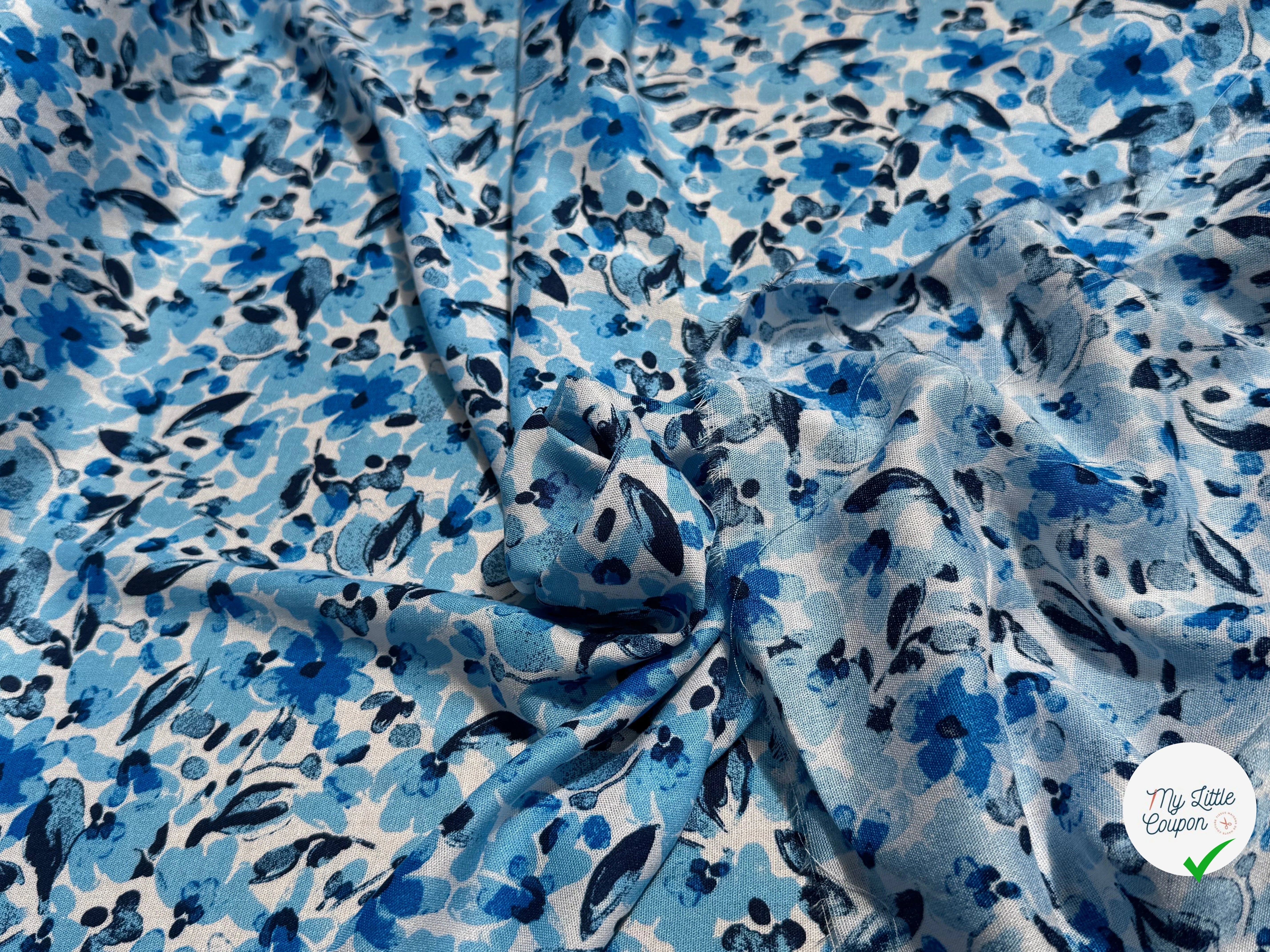 VISCOSE FLUIDE FOND BLANC MOTIFS FLORAUX BLEU - My Little Coupon