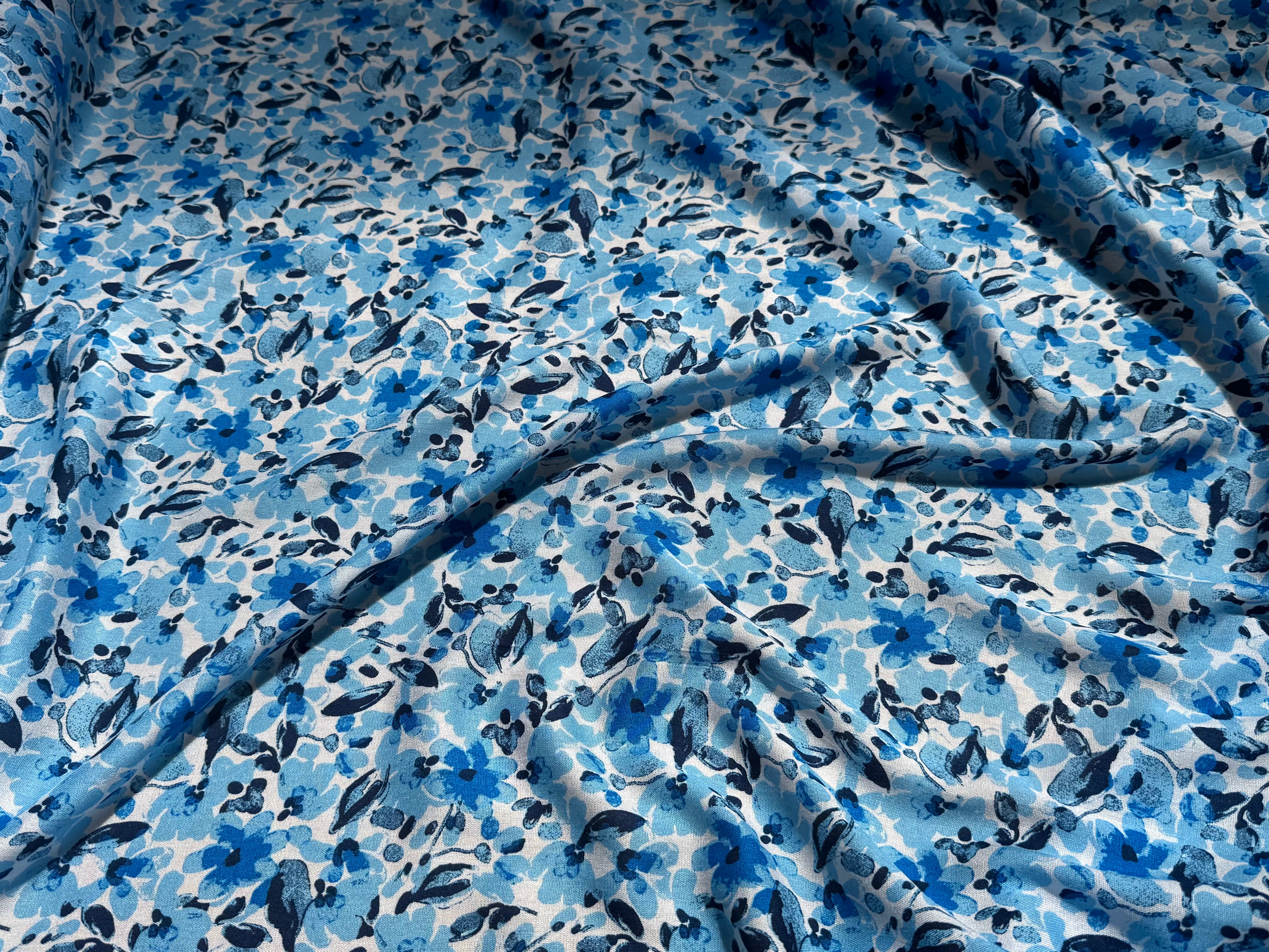 VISCOSE FLUIDE FOND BLANC MOTIFS FLORAUX BLEU - My Little Coupon