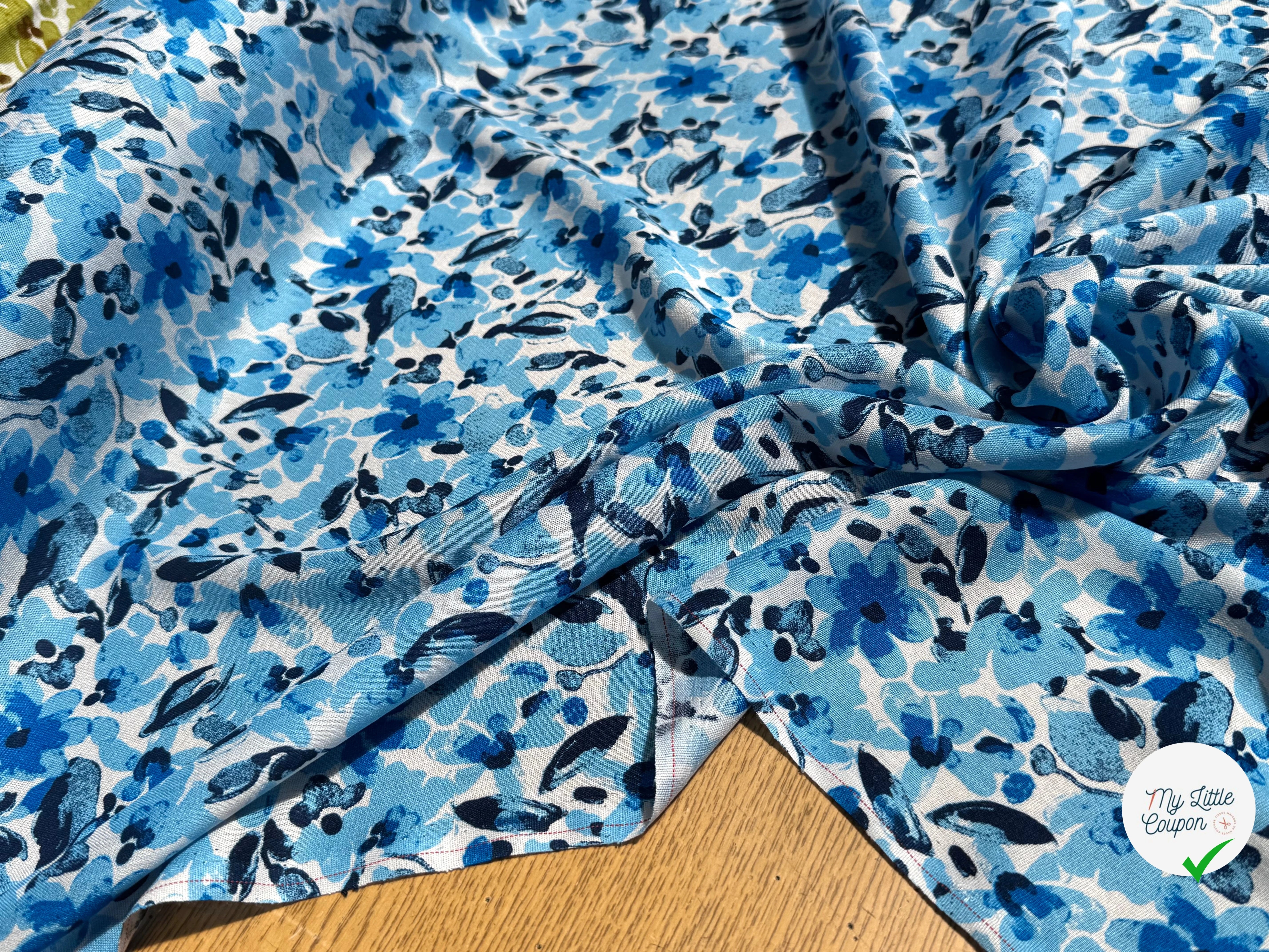 VISCOSE FLUIDE FOND BLANC MOTIFS FLORAUX BLEU - My Little Coupon