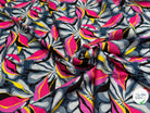 VISCOSE FLUIDE FOND GRIS MOTIFS FEUILLAGES ROSE JAUNE - My Little Coupon
