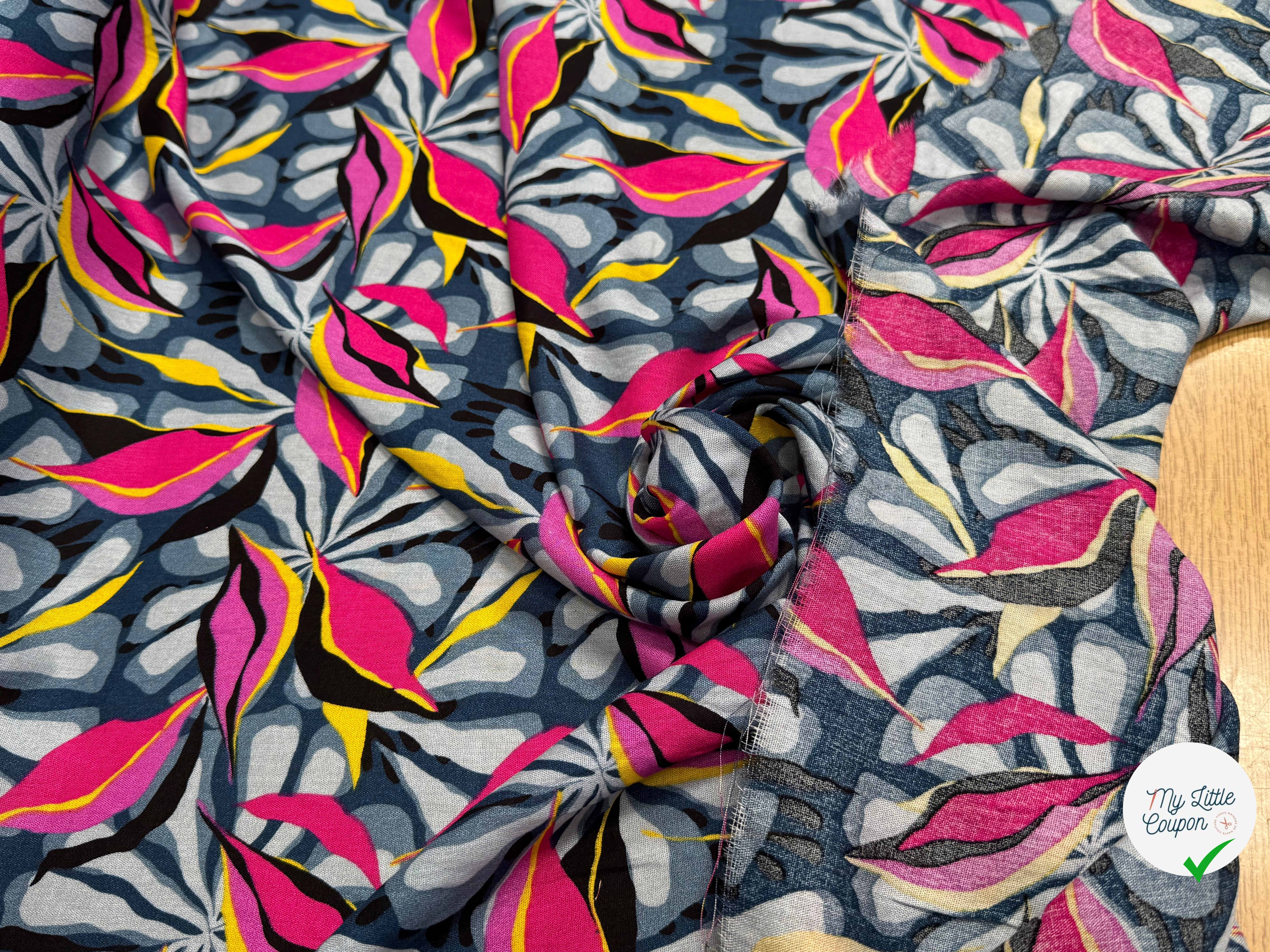 VISCOSE FLUIDE FOND GRIS MOTIFS FEUILLAGES ROSE JAUNE - My Little Coupon